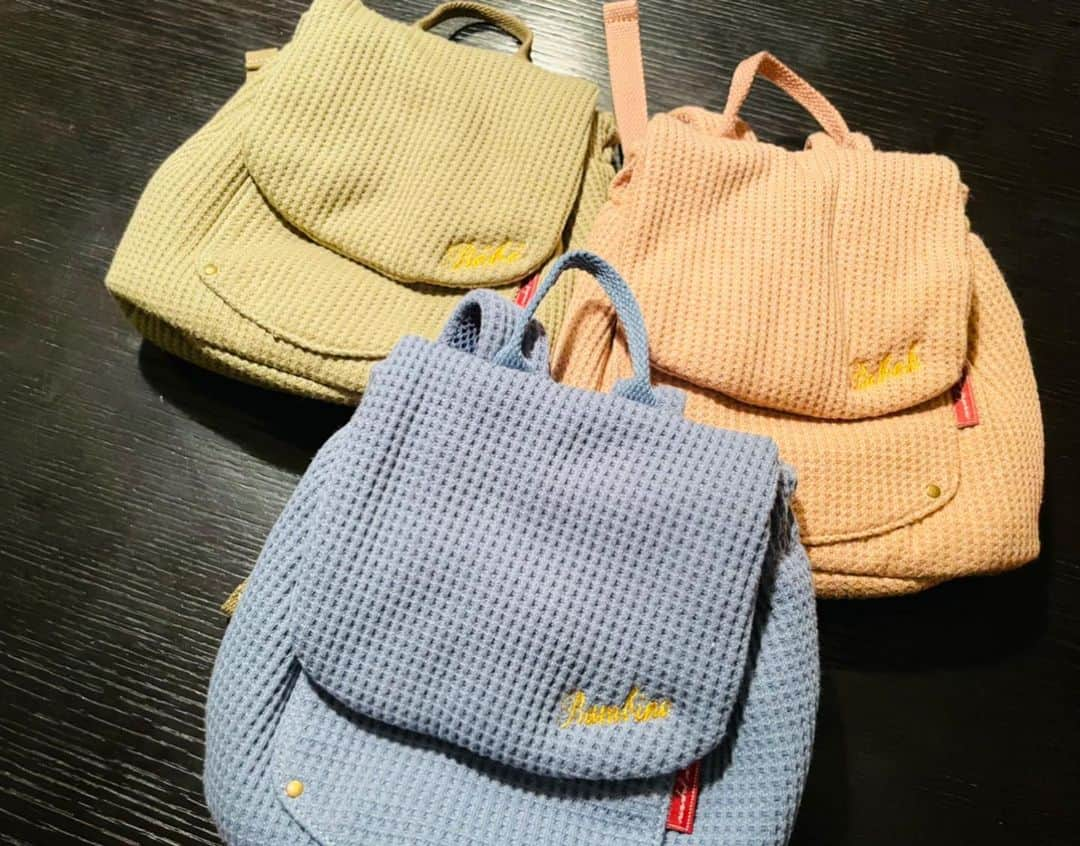 平愛梨さんのインスタグラム写真 - (平愛梨Instagram)「3兄弟お揃いリュック😆  リュックに刺繍ネームも付いててほんとに可愛い😍  2歳べベックは「青、あお」となんでも青にこだわってるんですが😅  青にハマる時期はありますか？(あると聞いたこともあるんですが)  長男バンビーノも「青」と一瞬、取り合いになりましたが、ジャンケンして決めて‼︎と言ったら、ジャンケンせず「いいよ」って😳‼︎  4歳になって急にお兄ちゃんらしさが増した😂  1歳ベベはリュック背負ってること気づいてないっぽ🤣ハハッ)  何はともあれお家の中でもリュック背負ってミニカー入れたりおやつ入れたり楽しそうでいいね👏 #三兄弟#リュック#お揃いが嬉しい#有り難き喜び#お出かけする時#自分で持ってくれる」4月30日 16時02分 - harikiri_tairi