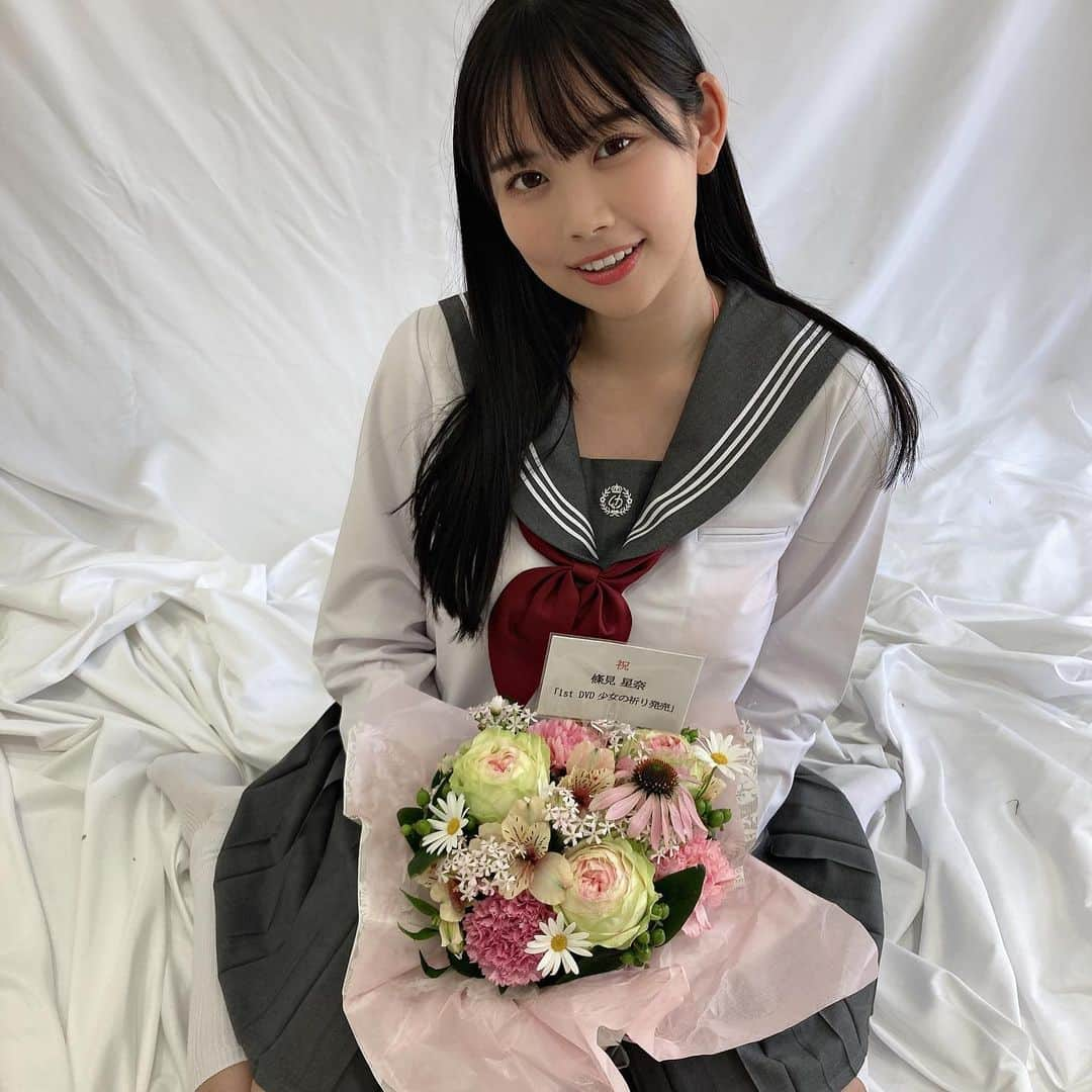 篠見星奈さんのインスタグラム写真 - (篠見星奈Instagram)「. ファンの方が1stDVDのお祝いに 素敵なお花をプレゼントしてくれました！ 可愛くて春らしい素敵なお花です☺️🌸 ありがとうございます！  気持ちのこもったプレゼント、 とても嬉しくてほっこりしました💭 (制服のコスプレもプレゼントでいただきました♡)」4月30日 16時59分 - shinomi_seina