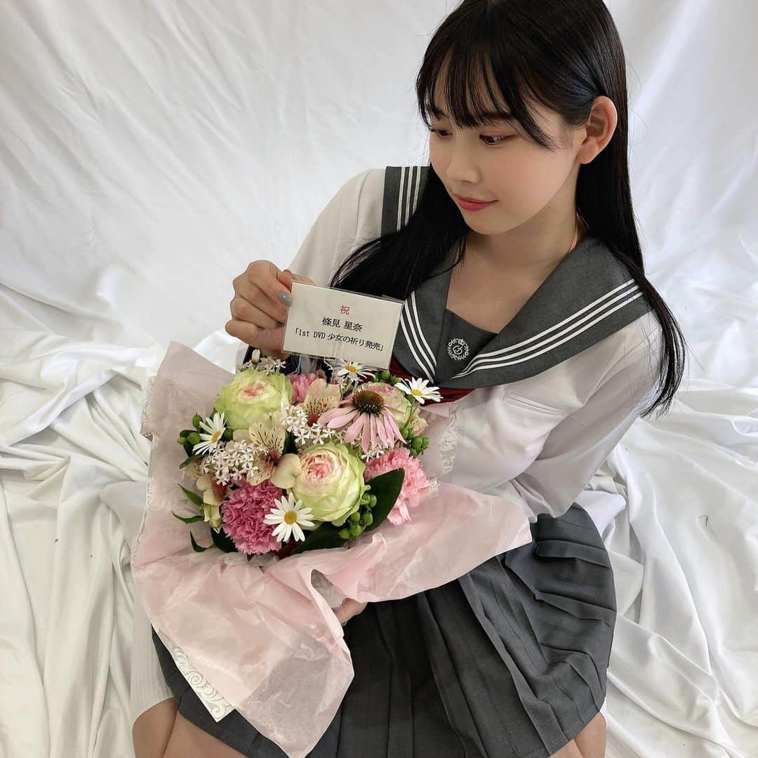 篠見星奈さんのインスタグラム写真 - (篠見星奈Instagram)「. ファンの方が1stDVDのお祝いに 素敵なお花をプレゼントしてくれました！ 可愛くて春らしい素敵なお花です☺️🌸 ありがとうございます！  気持ちのこもったプレゼント、 とても嬉しくてほっこりしました💭 (制服のコスプレもプレゼントでいただきました♡)」4月30日 16時59分 - shinomi_seina