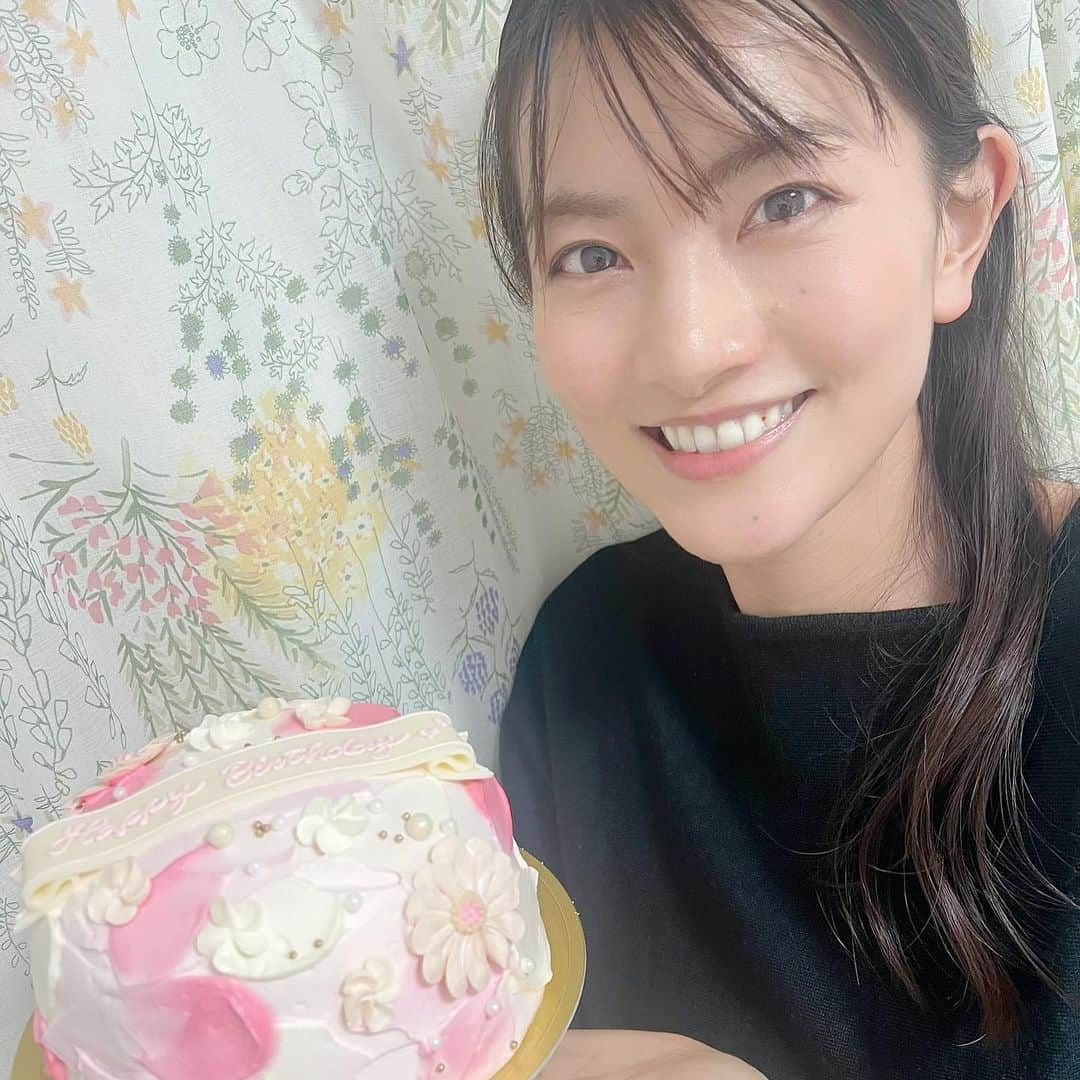 渡部瑞貴さんのインスタグラム写真 - (渡部瑞貴Instagram)「昨日は、ゲリラで誕生日カウントダウンインスタライブやってみまして笑、突然だったのに観てくれた方ありがとうございます🎵. たまには唐突も楽しいですね。. . 親友が、ケーキを届けてくれました🎂このケーキ可愛すぎません？😭🌸.両親にも一緒にお祝いしてもらいました！1番父がケーキ喜んでたよーなw🤣. . インスタライブで、『誕生日に食べたい料理は？』と聞かれて、『タイ料理』と答えた気がするのだけど、無事に今日食べられました😆笑。なので大満足です😎。. . 1年があっという間です。. 今年も私らしく、マイペースに、楽しくケラケラと笑って頑張れたらいいなぁ🎵. . 今後とも応援宜しくお願いします☺️.」4月30日 17時46分 - watanabemizuki_official