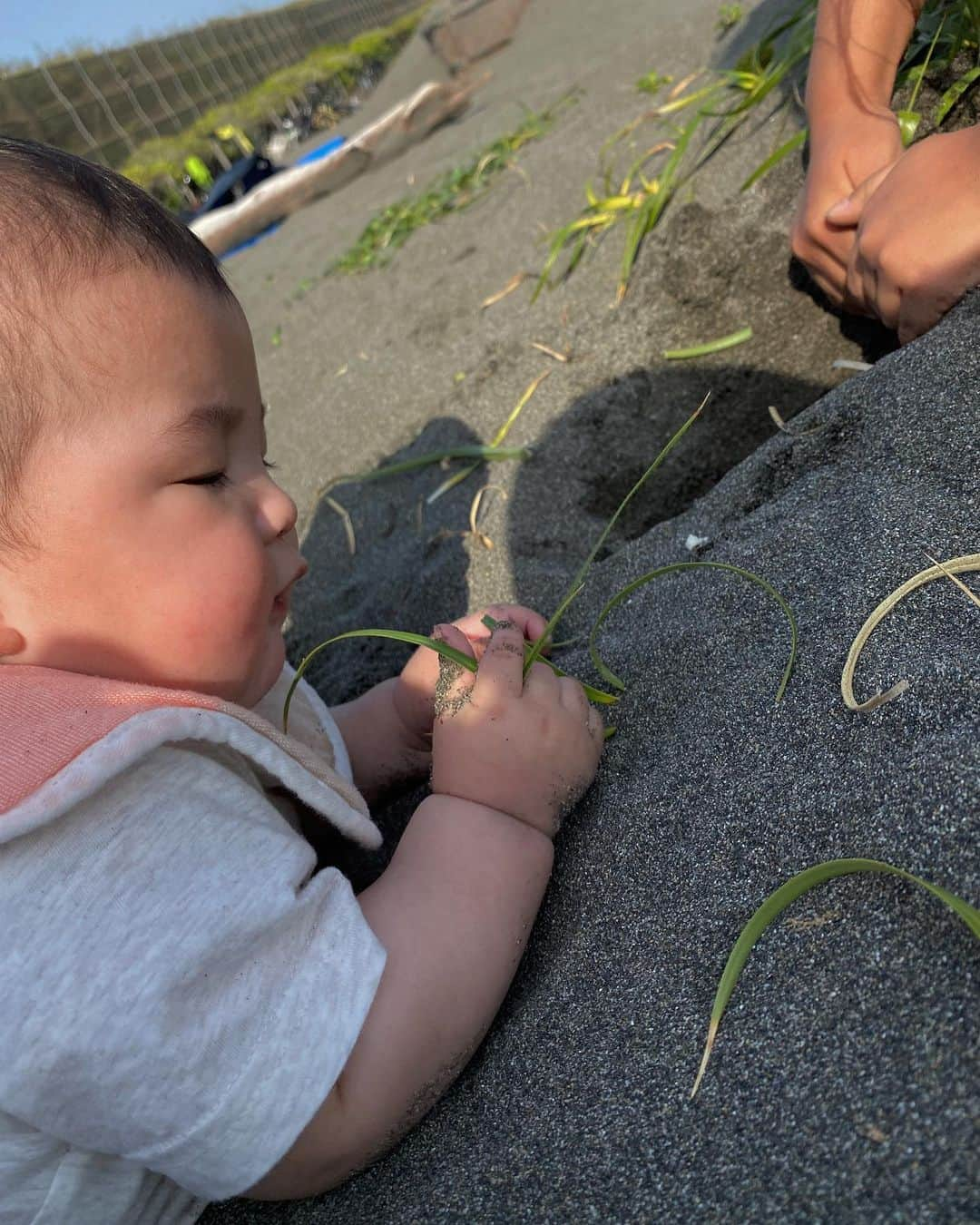 堀舞紀さんのインスタグラム写真 - (堀舞紀Instagram)「👩🏽‍🌾 . . . GWみんなは何するんだ〜ぃ？！ 普通に月曜と金曜は 小学校あるんだから、、 微妙だな🤷🏽‍♀️〜 . . . 昨日は 魔女の宅急便🧙‍♀️ をみて開始1分で泣いたんだ！ マジョタクを 親目線で見る日が来るんだなんてね🥴へへへ . . . キキの暮らす街素敵だよね〜😗♪ . . #swimwear #GW #海沿いの暮らし #beach beach エビデイ🦐 #子育て日記 #海辺の子育て #砂食べベイビー #7ヶ月ベビー  #cannyO  #et_O」4月30日 17時49分 - mainohori