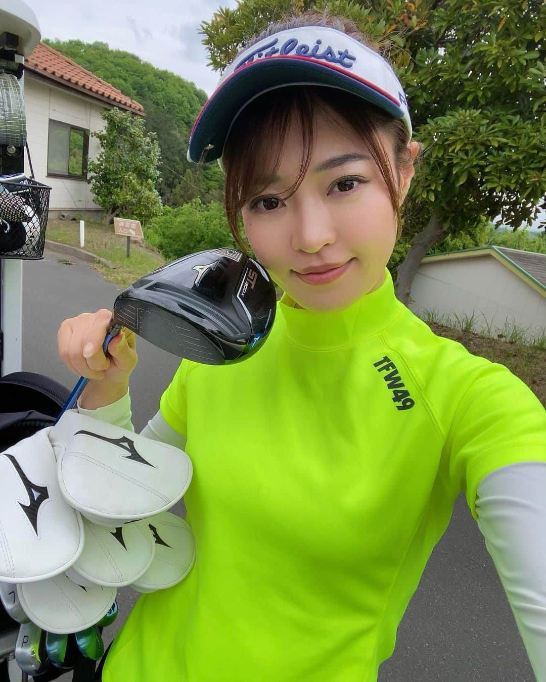 高橋としみさんのインスタグラム写真 - (高橋としみInstagram)「昨日は久しぶりのゴルフ⛳️ 寒かったー🥺雨警戒して早めのスタート！ 朝7時の自撮りはまだ顔が起きてない（笑）  ウェアは　@tfw49 ✨ スポーティーなデザインが好き❤️ あと5月に駒沢公園横に初の路面店もオープン👍 5月1日〜31日の期間中、インスタ見たで 全商品10%オフなんだって😊 ぜひいってみて👍  動画はパー3⛳️ レギュラーで回るようになって思ったこと。 パー3が大きく打ち下ろしていて、 それ以外が緩やかな打ち上げなコース 飛距離がない私にはスコアが出づらい🥺 もちろん調子もあるけど😊  共感してくれる人は…いるかな？（笑）  #ゴルフ#ゴルフ女子#golf#tfw49 #thefortyninerswisdom #tfw49_ginzasix #thefortyninersclub #ゴルフコーデ」4月30日 18時54分 - toshimi_1002