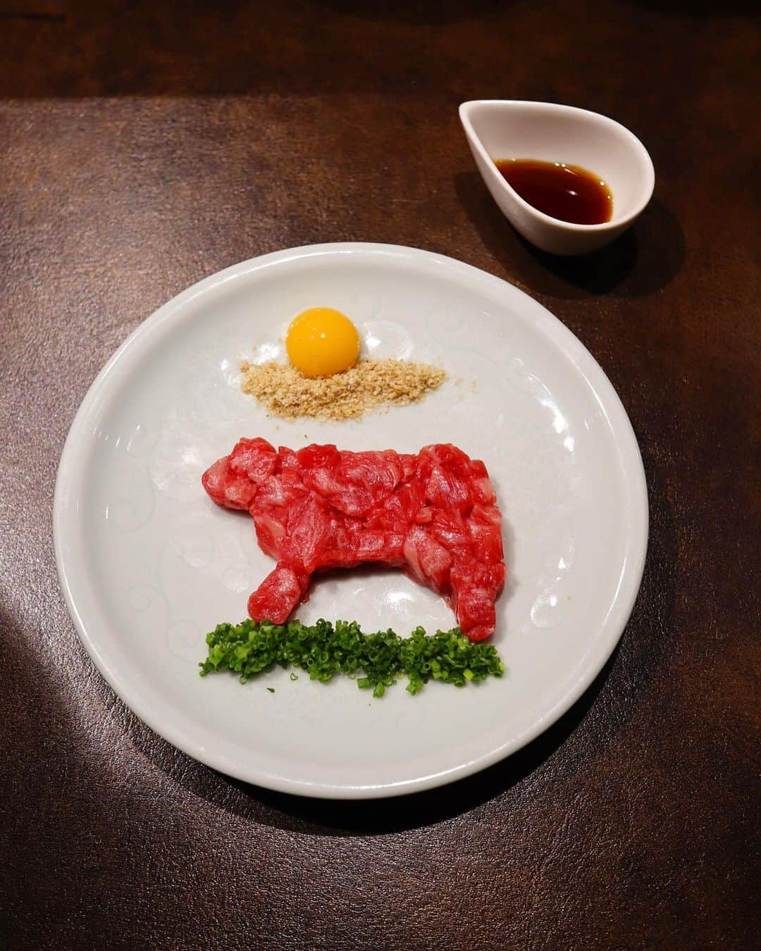 森下まいさんのインスタグラム写真 - (森下まいInstagram)「🐄❣️ * 京都の絶品焼肉【#焼肉やまちゃん 】✨ 京懐石料理の「富小路やま岸」が仕掛ける焼肉店で、 2021年の4月にオープンしたばかりなのに、 食べログの焼肉WEST百名店2021に選出されていたから、 とにかく気になっていたの😍❣️ （京都の焼肉の食べログランキングでも1位になってたよ🫢）  牛さんの形をしたユッケが可愛くて美味しくて、 一生忘れられない🥹🐄✨  カツオと昆布のダシがタレや出汁に使われてたり、 懐石の流れを汲んだ焼肉でめちゃくちゃ美味しかったです😍✨  こんなに豪華なコースなのに、 このお値段で良いんですか？と🥹✨  予約が取れるのならば、 わざわざ京都へ通いたい最高の焼肉屋さんでした🥹❣️  📝 ■赤身の漬け ■タンとテールの中華和え ■キムチ ■うしユッケ ■ホルモン煮込み ■メンチボール ■もやしとキムチのナムル ■ネギタン塩 ■大根サラダ ■すき焼き ■玉子スープ ■ヒウチ　タレ焼き　さっぱりダレで。 ■クリミ　タレ焼き　ベースダレで。 ■ミスジ　タレ焼き　さっぱりダレで。 ■ハラミ　タレ焼き　さっぱりダレで。 ■マルシン　タレ焼き　ベースダレで。 ■ツラミ　タレ焼き　ベースダレで。 ■シマチョウ ■ミノ ■コリコリ ■ウニク巻き ■センマイの酢の物 ■タンカレー ■冷麺 ■ミルクプリン  おなかいっぱい🥰❣️ 全部美味しくて幸せ〜💕💕💕  #ぐるまい☺︎ #ぐるまい☺︎_焼肉 #もぐまい☺︎  #ぐるまい☺︎_お肉 #まい旅☺︎_京都 #京都グルメ #京都焼肉 #焼肉 #焼肉部 #京都ディナー　#焼肉ディナー  #食べログ百名店 #焼肉百名店　 #焼肉コース　#肉 #肉好き #美しい焼肉」4月30日 19時11分 - mai_morishita