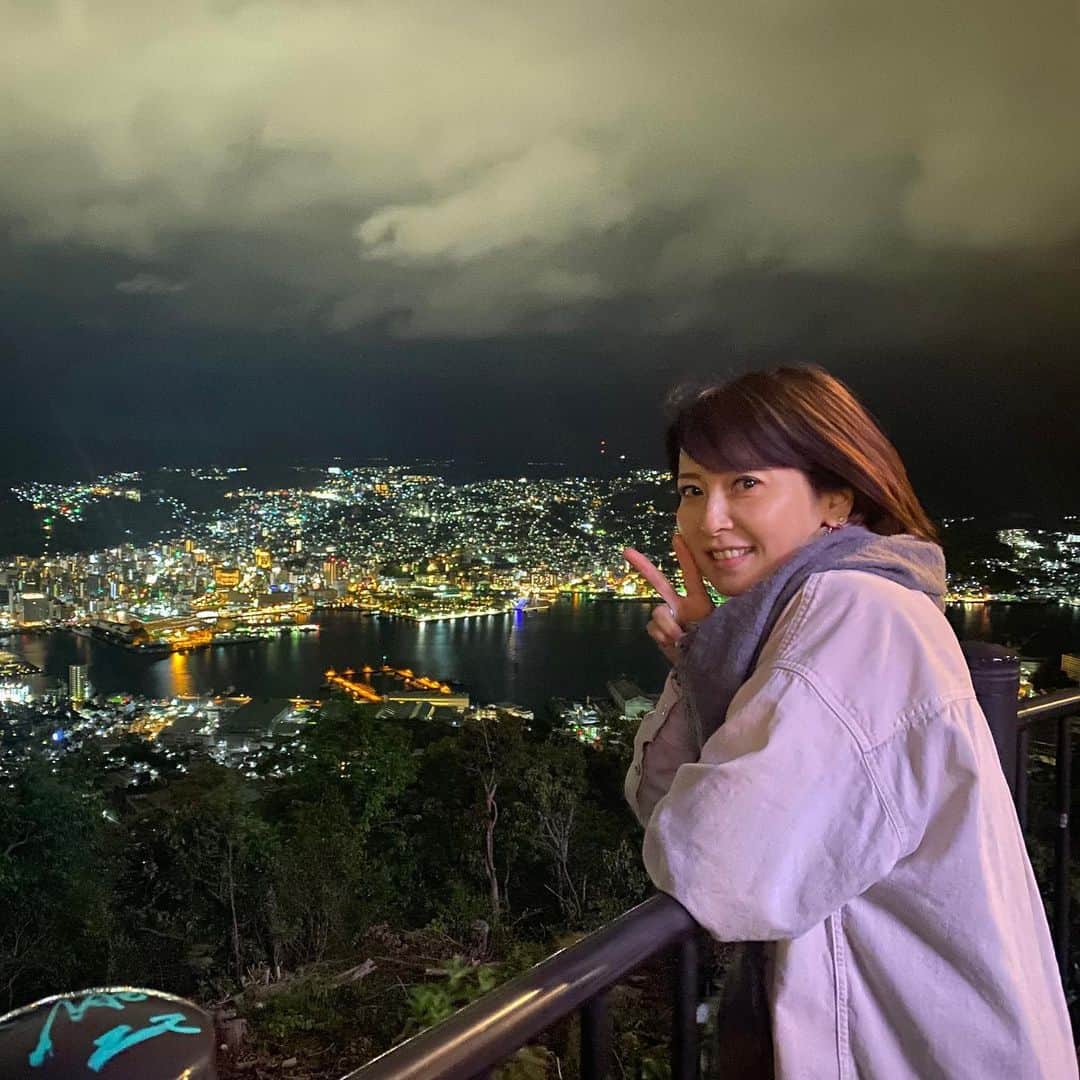森高千里さんのインスタグラム写真 - (森高千里Instagram)「⁡ 森高千里「この街」TOUR 2020-22 4月30日 「長崎県　長崎ブリックホール　大ホール」   長崎も2020年からの振替公演でした。 初めて来てくれた方もすごく多くて、うれしかったです。 振り付けも一緒にやってくれて、盛り上がりました。   昨日は、稲佐山に初めて夜景を見に行きました。 「1,000万ドルの夜景」とあって、とても綺麗で長崎の街が輝いていました。 今日はカラッとしたいい天気、眼鏡橋に行ってハートの石を見つけられてラッキーでした。   次は、5月13日 「北海道 カナモトホール（札幌市民ホール）」です！   #chisatomoritaka #森高千里 #この街TOUR202022 #長崎県長崎市 #長崎ブリックホール #稲佐山山頂展望台 #眼鏡橋 #皇上皇 の「#長崎皿うどん」 #ビストロボルドー の「#トルコライス」 #まるなか本舗 の「#長崎ハトシロール」 #桃太呂 の「#豚まん」 #雲仙きのこ本舗 の「#養々麺」 #小浜食糧株式会社 の「#クルス」 #茂木一まる香本家 の「#元祖茂木びわゼリー」「#一口香」 #唐草 の「#おたくさ」 #文明堂総本店 の「#カステラ」 #和泉屋 の「#カステラスイーツ」 #前田冷菓 の「#チリンチリンアイス」 九十九島グループ の「九十九島せんぺい」 茂木一まる香本家 の「元祖茂木びわゼリー」「一口香」 萬順製菓 の「よりより」「ちより」 大和製菓 の「味カレー」」4月30日 19時20分 - chisatomoritaka_official