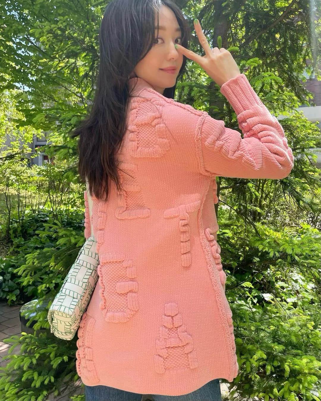 松島花さんのインスタグラム写真 - (松島花Instagram)「: 💚💗Outfit💗💚 明日から5月ですね〜😙 桜も好きだけど🌸5月の鮮やかな 緑も好きだ〜🌿🌱🌿🌱 : Cardigan&Bag&Shoes:↓ BOTTEGA VENETA Denim:ZARA T-shirt:PETIT BATEAU #ootd #outfit #hanaoutfit  #BOTTEGAVENETA #花私服 #私服」4月30日 19時25分 - hana_matsushima_official