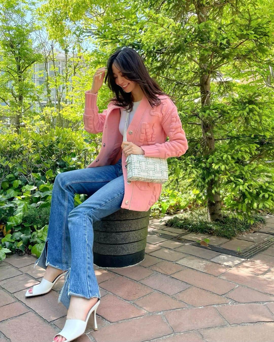 松島花さんのインスタグラム写真 - (松島花Instagram)「: 💚💗Outfit💗💚 明日から5月ですね〜😙 桜も好きだけど🌸5月の鮮やかな 緑も好きだ〜🌿🌱🌿🌱 : Cardigan&Bag&Shoes:↓ BOTTEGA VENETA Denim:ZARA T-shirt:PETIT BATEAU #ootd #outfit #hanaoutfit  #BOTTEGAVENETA #花私服 #私服」4月30日 19時25分 - hana_matsushima_official