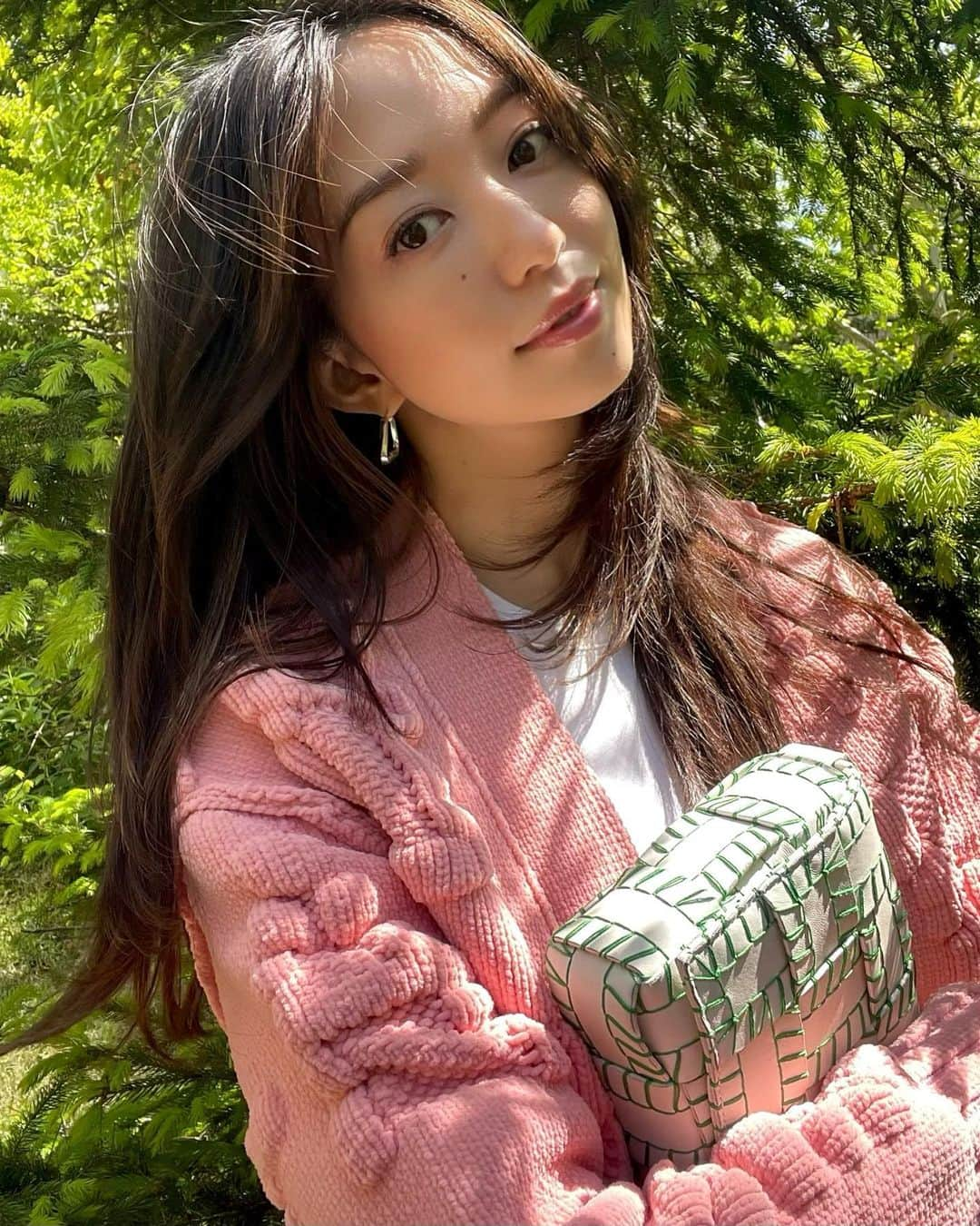 松島花さんのインスタグラム写真 - (松島花Instagram)「: 💚💗Outfit💗💚 明日から5月ですね〜😙 桜も好きだけど🌸5月の鮮やかな 緑も好きだ〜🌿🌱🌿🌱 : Cardigan&Bag&Shoes:↓ BOTTEGA VENETA Denim:ZARA T-shirt:PETIT BATEAU #ootd #outfit #hanaoutfit  #BOTTEGAVENETA #花私服 #私服」4月30日 19時25分 - hana_matsushima_official