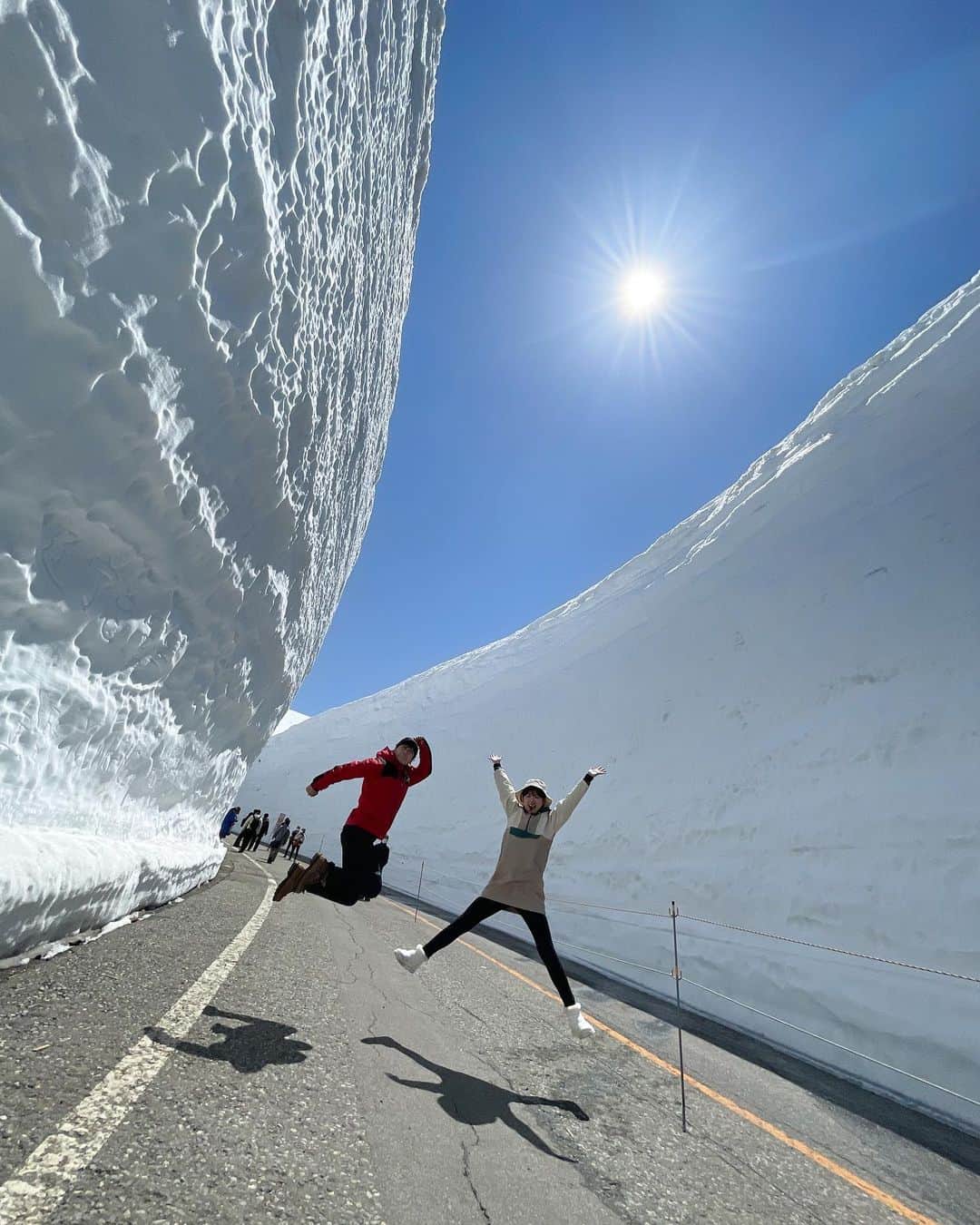 的場絢香さんのインスタグラム写真 - (的場絢香Instagram)「// 春の立山室堂平 // ⁡ 富山県の立山黒部アルペンルートに 行ってきました~🏔🍃 ⁡ ケーブルカーとバスを乗り継いで 標高2,450mの立山室堂へ。 ⁡ この時期は〝雪の大谷〟が見られます。 今年の雪の壁の高さは18m！迫力満点！！ ひと冬でこんなに雪が積もるってすごい❄️ ⁡ 室堂周辺の散策コースは 360度の大パノラマ！！最高ー！ ⁡ 今しか見られない絶景を楽しんできました♡ ⁡ ⁡ 案内してくださった 立山黒部貫光の河合さんと✌︎✌︎ 楽しいロケでした~！  ⁡ (※今年から雪の壁に絵を描ける専用エリアが誕生！ 　雪の大谷でのラクガキはやめましょうね。)  _ _ _ ⁡ 春とはいえ、立山室堂平の気温は0度〜11度ほどなので暖かい格好で。 ただ日差しが強くて暑いので脱ぎ着できる服装がおすすめです！ (わたしは薄手のダウンを持っていきました。) 雪が残っているのでスノーブーツや長靴が良いですよ🥾 ⁡ _ _ _ ⁡ 📍富山県 立山黒部アルペンルート @tateyamagirl   _ _ _ #富山 #立山黒部アルペンルート #雪の大谷 #ウチの大谷 #石川テレビ #旅したがーる #ロケ」4月30日 19時30分 - ayaka_matoba