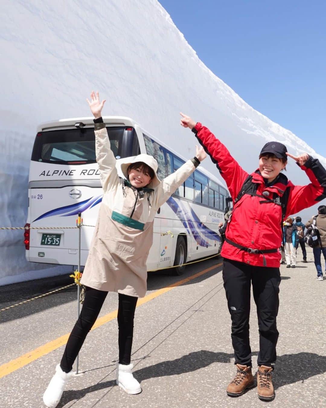 的場絢香さんのインスタグラム写真 - (的場絢香Instagram)「// 春の立山室堂平 // ⁡ 富山県の立山黒部アルペンルートに 行ってきました~🏔🍃 ⁡ ケーブルカーとバスを乗り継いで 標高2,450mの立山室堂へ。 ⁡ この時期は〝雪の大谷〟が見られます。 今年の雪の壁の高さは18m！迫力満点！！ ひと冬でこんなに雪が積もるってすごい❄️ ⁡ 室堂周辺の散策コースは 360度の大パノラマ！！最高ー！ ⁡ 今しか見られない絶景を楽しんできました♡ ⁡ ⁡ 案内してくださった 立山黒部貫光の河合さんと✌︎✌︎ 楽しいロケでした~！  ⁡ (※今年から雪の壁に絵を描ける専用エリアが誕生！ 　雪の大谷でのラクガキはやめましょうね。)  _ _ _ ⁡ 春とはいえ、立山室堂平の気温は0度〜11度ほどなので暖かい格好で。 ただ日差しが強くて暑いので脱ぎ着できる服装がおすすめです！ (わたしは薄手のダウンを持っていきました。) 雪が残っているのでスノーブーツや長靴が良いですよ🥾 ⁡ _ _ _ ⁡ 📍富山県 立山黒部アルペンルート @tateyamagirl   _ _ _ #富山 #立山黒部アルペンルート #雪の大谷 #ウチの大谷 #石川テレビ #旅したがーる #ロケ」4月30日 19時30分 - ayaka_matoba
