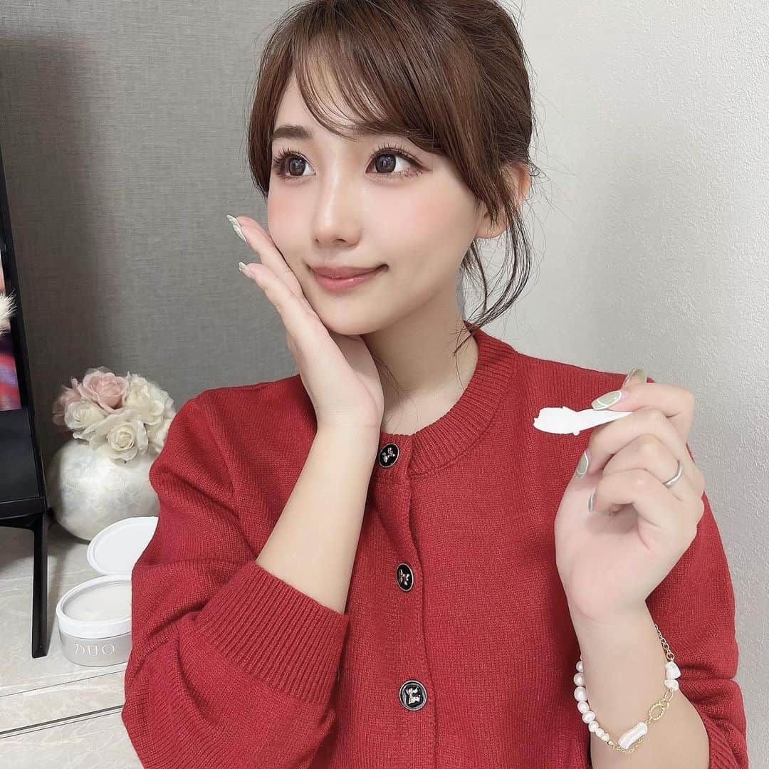 加藤里奈さんのインスタグラム写真 - (加藤里奈Instagram)「⋆  SNSでよく見かける、DUOのクレンジングシリーズ🤍  ずっと使ってみたくて、やっとゲットしました🫶 わたしは、 ꒰  ザ　クレンジング　バーム　クリア ꒱　にしたよ！ クリアは、皮脂汚れやメイク汚れなどの大人の毛穴悩みに適したクレンジングなんだって〜 少量でしっかりとメイクを落としてくれて、 クレンジング後のお肌のつっぱり感もなかったです  バームは最初少し硬めなんなけど、 手にとると、体温で自然に溶ける感じでとろとろになりました！  さわやかなグレープフルーツ精油の香りで さっぱり！❤︎  #PR  #デュオ #DUO #DUOコスメ #ザクレンジングバー #クレンジング #クレンジングバーム #毛穴汚れ #メイク汚れ #コスメ」4月30日 19時46分 - katoco0326