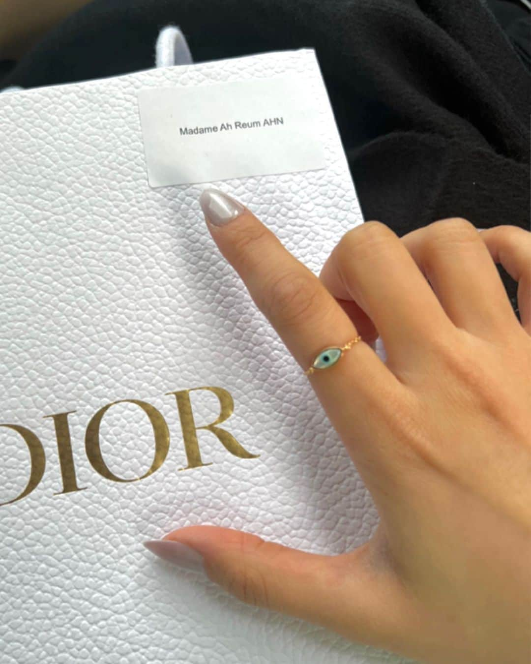 アン・アルムさんのインスタグラム写真 - (アン・アルムInstagram)「서울에 오신 것을 환영합니다🎭🛹 @dior #diorfall22」4月30日 20時10分 - ahnahr