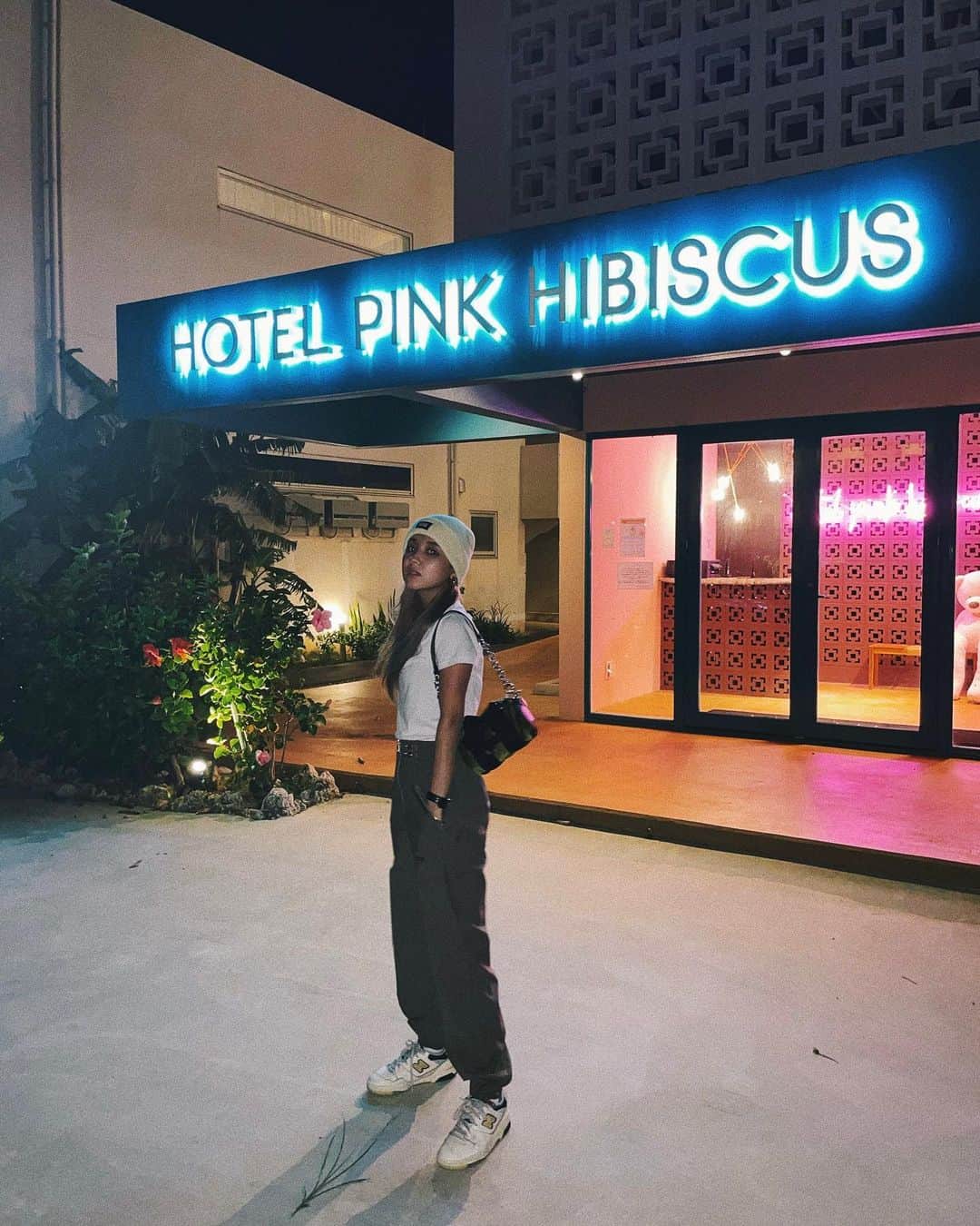 MIRAI TAKASHIMAさんのインスタグラム写真 - (MIRAI TAKASHIMAInstagram)「今回の宿泊は @hotelpinkhaibiscus 🌺❤️ LAのコンドミニアムみたいな かわいい外観だった🫰💖  そのまま住めちゃえるような なんでも揃ってるホテルで居心地も🙆🏽‍♀️ 昼間も映えてたけど夜が可愛くてｽｷ（╹◡╹）💖  #miyakojima #hotelpinkhibiscus #hotel」4月30日 22時13分 - miiiiiraixx