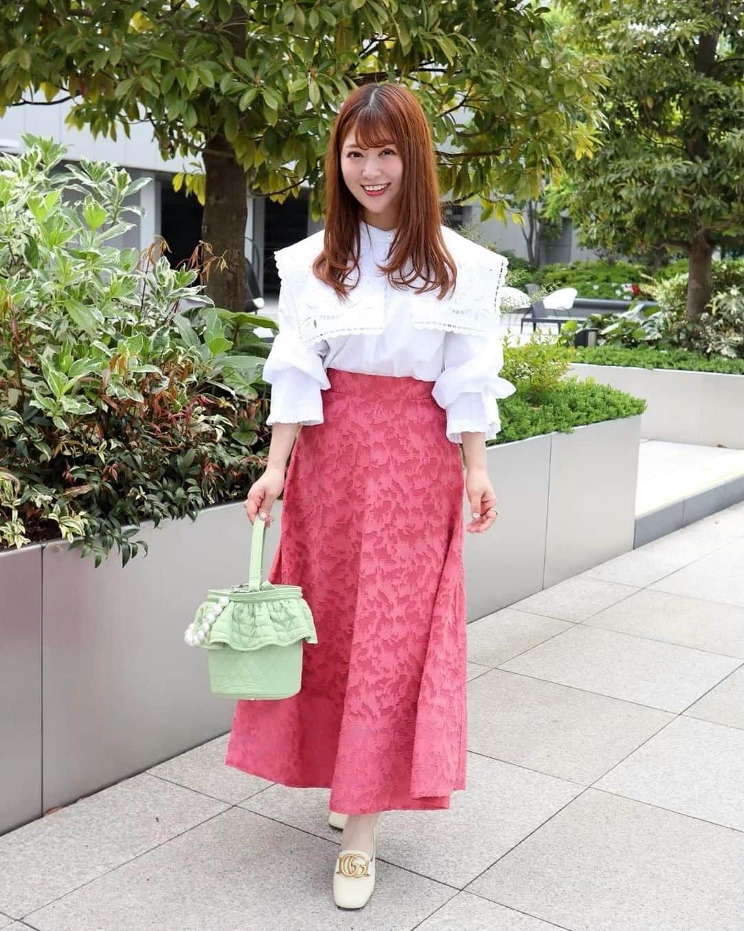 森下まいさんのインスタグラム写真 - (森下まいInstagram)「💚🌷#休日コーデ 🌷💚 * blouse @apuweiser_official  skirt @kuih_store bag @setsuko_sagittaire  shoes @gucci   【#kuih】のスカートは繊細なジャガードレースと ピンクのお色味が可愛い🥰 ハリ感のあるキレイなフレアシルエット、 上品なゴールドファスナーも素敵です💓  20％オフでお得にお買い物ができる、 GW限定クーポンが5月9日の14時まで出ていて、 このスカートもクーポン対象商品になってました❣️ （※クーポンは新作・予約商品は対象外）  新作が10%オフでお得に買える【kuih割】は、 GW中はmax30％オフになってるので、 ぜひ見てみてくださいね〜💕  ▶︎ @kuih_store  #クイ #kuih #kuihst  #mai153 #153cm #153cmコーデ  #Sサイズコーデ #Sサイズ #おちび #おちびコーデ　　 #ootd #fashion #coordinate  #fashionblogger #コーディネート #小柄コーデ #ファッション」4月30日 22時18分 - mai_morishita