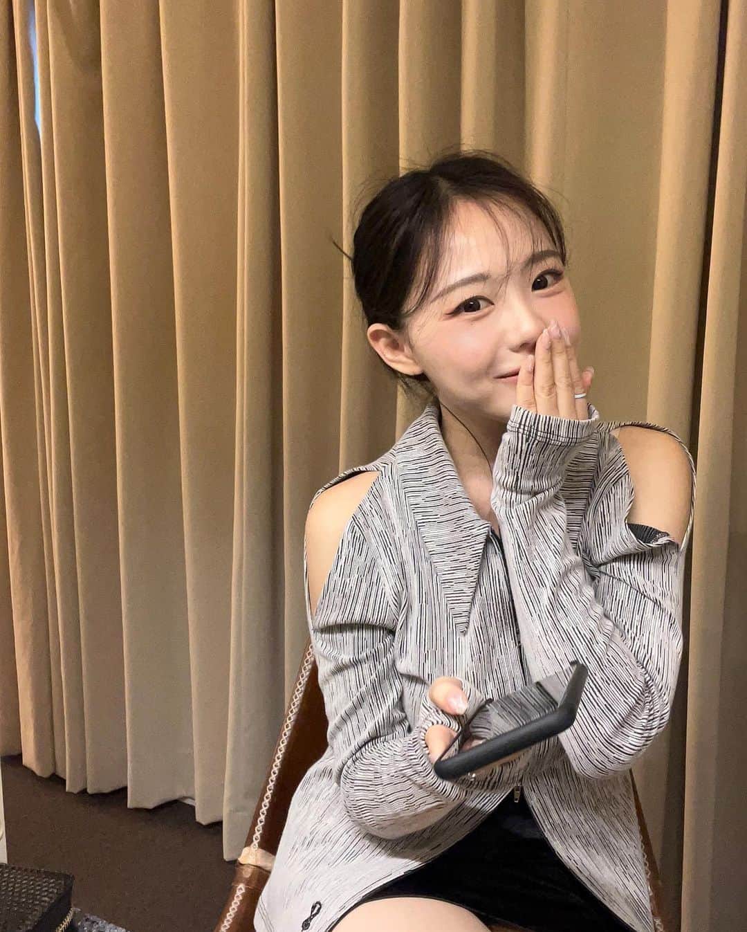 ホン・ヨンギさんのインスタグラム写真 - (ホン・ヨンギInstagram)「한옥컨셉의 호텔 침대가 3개씩이나 있다니.. 거기다 비즈니스하기  너무 좋은 룸이었다..⭐️  #uhsuite  #uh_suite#urbanhost  #유에이치스위트_광화문점 #영기숙박추천」4月30日 22時20分 - kisy0729