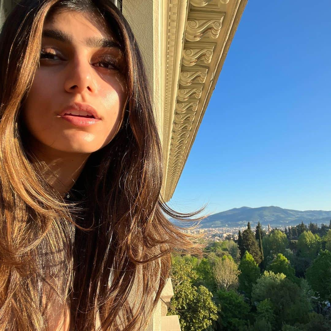 ミア・ハリファさんのインスタグラム写真 - (ミア・ハリファInstagram)「📍 Florence is officially my second home, you’ll see why soon 😈🤍💫⛓📿🇮🇹」4月30日 22時34分 - miakhalifa