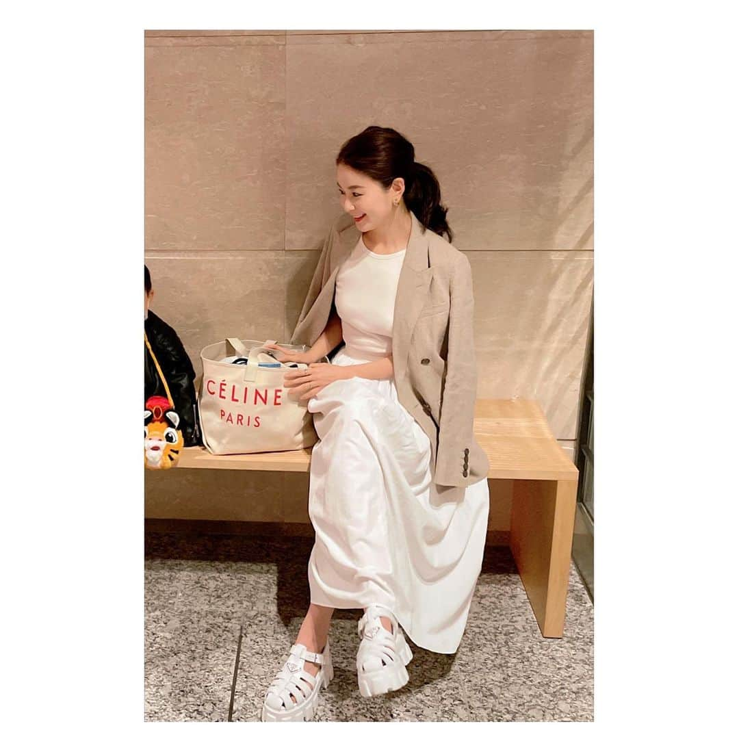 秋元玲奈さんのインスタグラム写真 - (秋元玲奈Instagram)「GW始まりましたね❣️ と言っても我が家は長男の幼稚園が普通にあるので、、、あまり関係はないのですが😭 昨日は天気も良かったので、家族でランチしました☺️☀️  #gw #gwランチ #5人家族 #3兄弟ママ  #双子ママ #双子 #4ヶ月ベビー #４歳児 #休みの日だって5時に起こされる」5月1日 7時08分 - rena_akimoto