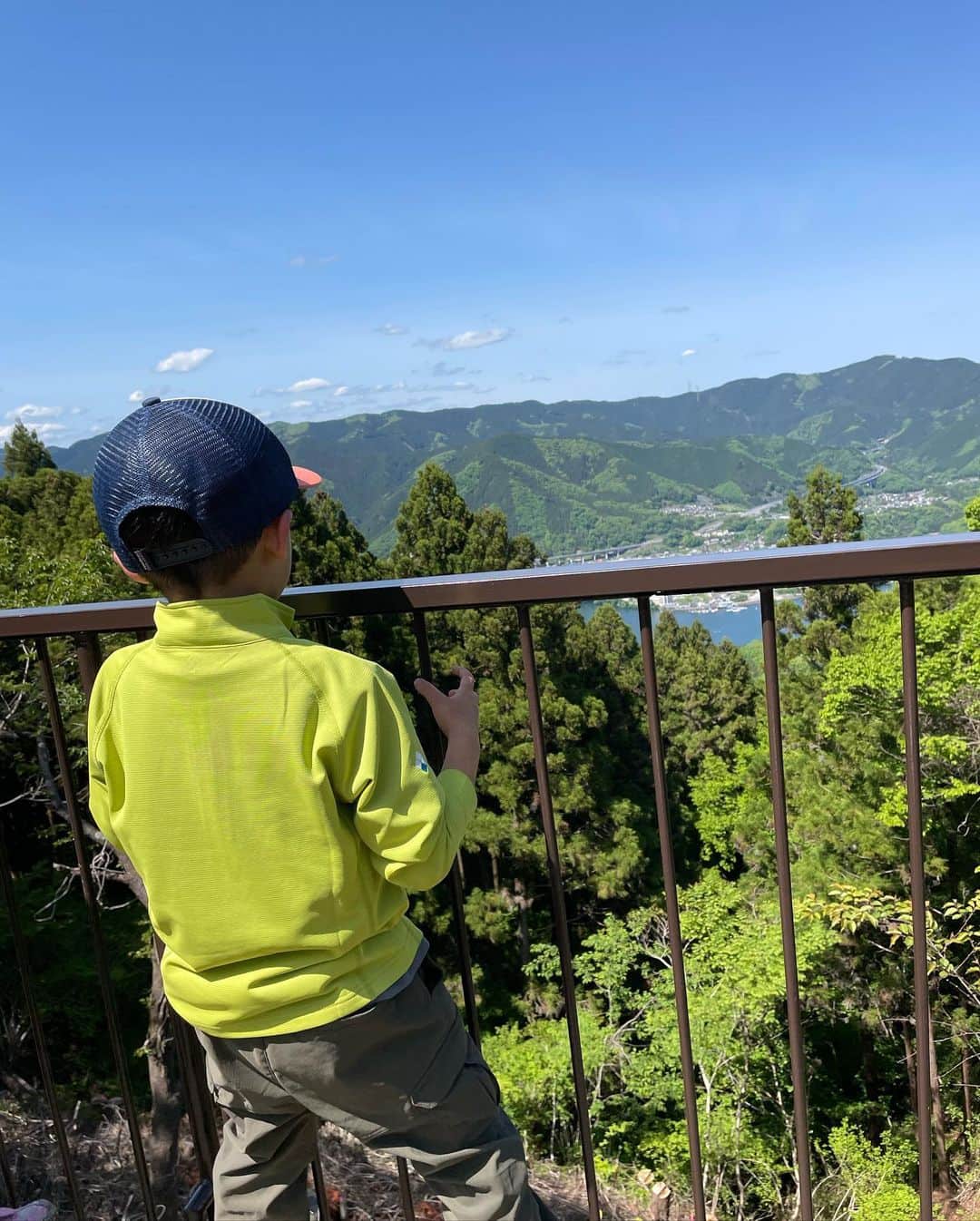 釈由美子さんのインスタグラム写真 - (釈由美子Instagram)「昨日は爽やかな快晴でしたね🌞  暑すぎもなく、寒すぎもなく 青空をのぞめて最高に気持ちの良いお天気の日に  息子と日帰りでハイキングに行ってきました(^^)  パパは予定が入っていたので 初めての母子登山🥾  連休の渋滞を考慮して 近場の低山を選びました。  向かった先は、相模湖のプレジャーフォレスト。  8時ごろ到着し まだガラガラの駐車場に停めると 「わぁ😍❤️今日は遊園地🎡で遊ぶの？」  と興奮する息子。  そりゃあ、そうだよね。笑  でも今日は山なんだよー。  幸いにも息子も(今のところは)山好き男子でいてくれてるので(^^;;  二人でワクワクしながら 手を繋ぎ登山道へ向かいました。  石老山入口バス停から顕鏡寺経由で登る石老山ハイキングコースは 2019年の台風の影響で通行止めになっていますが  相模原市と地域住民の皆様のご尽力により 昨年、大明神展望台登山口から登る新ハイキングコースで 登山を楽しめるようになりました♪  荒れた山道を整備して わかりやすい道標や ゆったり休憩できるベンチも多数設置してくださっていて ありがたかったです🙏✨  今回この山を選んだのは  息子に新緑のパワーを 体いっぱい感じてもらいたかったからです🌿  そして近くにプレジャーフォレストがあるので 下山後に体力に余力があれば 遊んで帰ろうね🎢と 子どもにモチベーションを与えることもできます（笑）  併設された温泉うるり♨️に入って帰れば 登山の疲れも癒せるし 駐車場代も無料になります😁  本格的な登山シーズンが始まる夏前のこのゴールデンウィーク期間中は 標高1000m以下の低山で まさに“山萌える”新緑を楽しめるので  私にとっては ウズウズしちゃうぐらい  一番大好きなシーズンです🤩✨  息子も 「新緑トンネルだぁ〜🌿🌿」  と言いながら新緑の木立の下を歩いてました☺️  石老山は標高約700m程ですが 低山と侮るなかれ。  新ルートはなかなかの急勾配で  途中ロープを使ってよじ登ったり 前日の雨でぬかるんでいて滑りやい箇所もあったりで  子連れには、ヒヤッとする スリリングな所もありました😳  そういう時こそ、焦らず ゆっくり、落ち着いて🖐  神経を集中させて 一歩一歩、足を踏みしめることを意識させました🦶  親の心配をよそに 息子は 「うわぁ〜自然のアスレチックみたいで楽し〜い🤣❣️」と叫びながら  ひょいひょいと小猿のように登っていく背中は 頼もしく見えました😌✨  もはや、 息子の方が体力があってパワフルなので おいていかれないように 母は必死です😅💦  途中、大明神展望台からは 新緑と相模湖の絶景を眺めることができ  最高に気持ちのいい ハイキングコースでした！  近くの高尾山や丹沢の大山などの観光地と比べて穴場なのか？  大型連休中なのに、登山者も少なく 山頂でもゆっくり休むことができました🍙  連休後半はお天気も良くなるそうなので🌞  ぜひ新緑に癒されに 行ってみてください🌿🌿  ちなみに。 コースタイムは子どもの足でゆっくり歩いて 休憩込みで6時間👣  歩行距離は8.5キロでした😳  なかなかお散歩でも 8キロは歩けないので💦  登山パワーって凄いなぁ✨と 改めて感じました😌  息子は相当山登りが気に入ったようで  「毎日、山登りしたい‼️」 と 嬉しいこと言ってくれます🥺❤️  子育てにおいても 山は多くの学びを得ることができます⛰  山のなかで  体力をつけ  自然の美しさに感動する みずみずしい感性を養いたい。。  一方、怪我や遭難事故にも繋がる危険な場所だということも 親子で確認しあい、 緊張感を持って自制することも身に付きます。  これからもたくさんの山に親しみながら 一緒に成長していけたらと願っています🥰  #新緑ハイキング #山萌える #親子登山 #石老山 #石老山ハイキング #大明神〜東雲山〜石老山コース #相模湖 #下山後はプレジャーフォレスト #山好き親子 #山の日 #山の日アンバサダー」5月1日 7時10分 - yumikoshaku