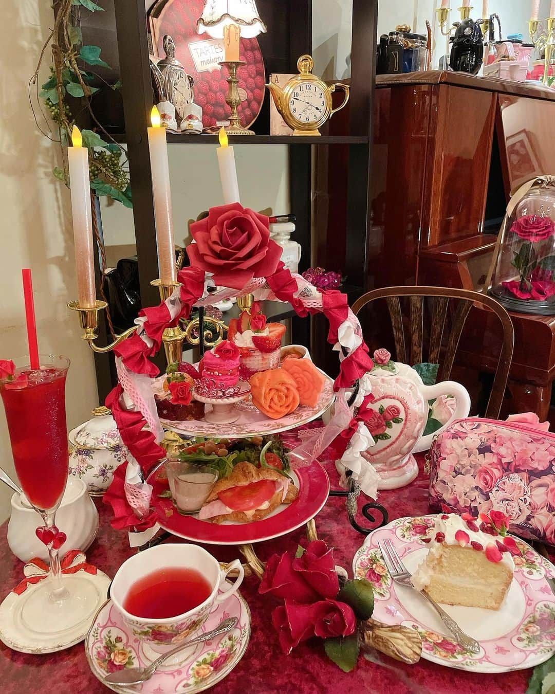 桜井莉菜さんのインスタグラム写真 - (桜井莉菜Instagram)「ついに❤️❤️❤️❤️❤️ 本日5月1日10時より、【 @cafe_acorite 】にて💋 さくりなコラボのローズガーデンアフタヌーンティーが始まります🌹🌹🌹 昨日の営業時間後、薔薇の壁作って、どの席でもどの角度からでも可愛く撮れるようにしてきました🙈❣️ 【 @riina_couture 】のお洋服と 小物も置いて、値段も明日から 10日のお昼12時までSALEなのでお値段手書き😂💗 あ、動画、アプリで撮ってるから、グニャグニャしてるのはご愛嬌ってことで🙈❤️w 今回のアフタヌーンは、下の段にはサラダ🥗とクロワッサン🥐 ドレッシングもナッツ味でめちゃめちゃ美味しくこだわったので、是非食べて欲しい🥺❣️ あと、手作りのキッシュがとにかく美味しいっ🥶💕 マカロンの色や薔薇の形のフィナンシェもめちゃめちゃ可愛くて本当に本気のアフタヌーンになっております❣️❣️❣️ ちなみに今回の写真はお一人様用の💋 お一人様でも、3〜4人でも可愛過ぎるので、皆さま是非是非写真撮りまくって美味しく食べていって下さい🙈❤️ そして、お皿&ポットが好きなの選べるのがまたアコリットの素敵なところ💗 自分好みのアフタヌーンにして下さい☺️❣️  #アフタヌーン#アフタヌーンティー#薔薇#薔薇アフタヌーンティー#カフェ#映え#映えカフェ#映えスポット#赤アフタヌーン#赤推し#ヌン活#目白#目白カフェ#カフェ巡り」5月1日 8時52分 - rina__sakurai