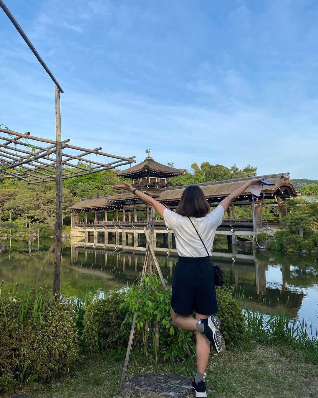 増山敬子さんのインスタグラム写真 - (増山敬子Instagram)「おっはよー！先日 京都に行った際に息子が大好きな #フレディマーキュリー が訪れた場所に行きたい！という事で、 割と仕事で行く時はいつも、即帰宅してましたが、 観光初めてかも？ってくらい、満喫できました。 まずね暑くて暑くて2人とも、長袖長ズボンがたえられず、guで上下お買い物しちゃいましたよね😂 向かったのは #平安神宮 普段写真なんて撮ってと言わない息子も、フレディーが来た場所だから、写真撮ってよ〜っと。 私が中学生の時に好きだったのは多分 ウィンクか安室ちゃん。安室ちゃんは運良く会うことができましたが、フレディーは、もう雲の上に居るので会えないし、生ライブも聴けないのが、残念だけど、毎日毎日毎日ピアノ弾いて、youtubeみて、きっと空の上にいるフレディーも、みてくれているはずさ！ #平安神宮 の中をお散歩しましたが、静かな中に、自然の音、緑、景色が長閑で、訪れる場所でこんなにも頭の中をリセットできる場所があるのかぁ。。。っとパワースポットへ行こうと思っていたんですが、ここがパワースポットだったね！最後はフレディーが立った場所で記念写真📷 人の心に影響させる人物。 本当にかっこいいね！ みんな、gwどう過ごしてる？ 私はね、2度寝しちゃったよね😂😂😂😂😂😂😂 #家族時間#京都パワースポット#ジャンプ写真#中学生ママ#familyphoto#家族旅行#親子コーデ#リンクコーデ#freddiemercury」5月1日 9時57分 - keikomasuyama