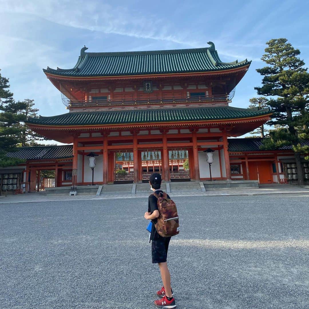 増山敬子さんのインスタグラム写真 - (増山敬子Instagram)「おっはよー！先日 京都に行った際に息子が大好きな #フレディマーキュリー が訪れた場所に行きたい！という事で、 割と仕事で行く時はいつも、即帰宅してましたが、 観光初めてかも？ってくらい、満喫できました。 まずね暑くて暑くて2人とも、長袖長ズボンがたえられず、guで上下お買い物しちゃいましたよね😂 向かったのは #平安神宮 普段写真なんて撮ってと言わない息子も、フレディーが来た場所だから、写真撮ってよ〜っと。 私が中学生の時に好きだったのは多分 ウィンクか安室ちゃん。安室ちゃんは運良く会うことができましたが、フレディーは、もう雲の上に居るので会えないし、生ライブも聴けないのが、残念だけど、毎日毎日毎日ピアノ弾いて、youtubeみて、きっと空の上にいるフレディーも、みてくれているはずさ！ #平安神宮 の中をお散歩しましたが、静かな中に、自然の音、緑、景色が長閑で、訪れる場所でこんなにも頭の中をリセットできる場所があるのかぁ。。。っとパワースポットへ行こうと思っていたんですが、ここがパワースポットだったね！最後はフレディーが立った場所で記念写真📷 人の心に影響させる人物。 本当にかっこいいね！ みんな、gwどう過ごしてる？ 私はね、2度寝しちゃったよね😂😂😂😂😂😂😂 #家族時間#京都パワースポット#ジャンプ写真#中学生ママ#familyphoto#家族旅行#親子コーデ#リンクコーデ#freddiemercury」5月1日 9時57分 - keikomasuyama