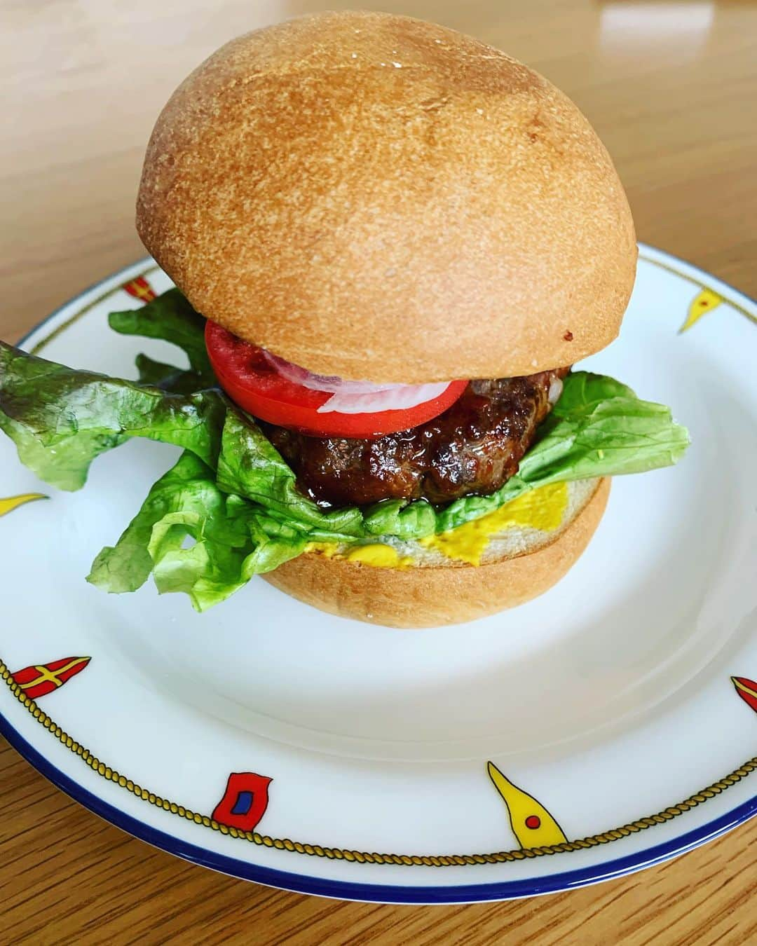 広川ひかるさんのインスタグラム写真 - (広川ひかるInstagram)「いただきものばかりバーガー🍔 バンズはちょっとハードタイプの栃木の温泉パン、これは鮎釣り仲間から🎣 、 げそ太郎君から頂いて冷凍庫にあった最後の黒毛和牛ハンバーグ🐃 、 トマトは福岡のおとみさんからの超絶甘いフルーツトマト🍅 、 9割頂き物です❣️ ペロリと食べちゃった、めちゃ旨😋 竜ちゃんに残しておくつもりだったけどもう一つ食べちゃおうかなー🍔 、 #hikaruhirokawa  #おうちごはん  #ハンバーガー #いただきもの #元祖温泉パン #若松水切りトマト」5月1日 11時36分 - hikaru_hirokawa