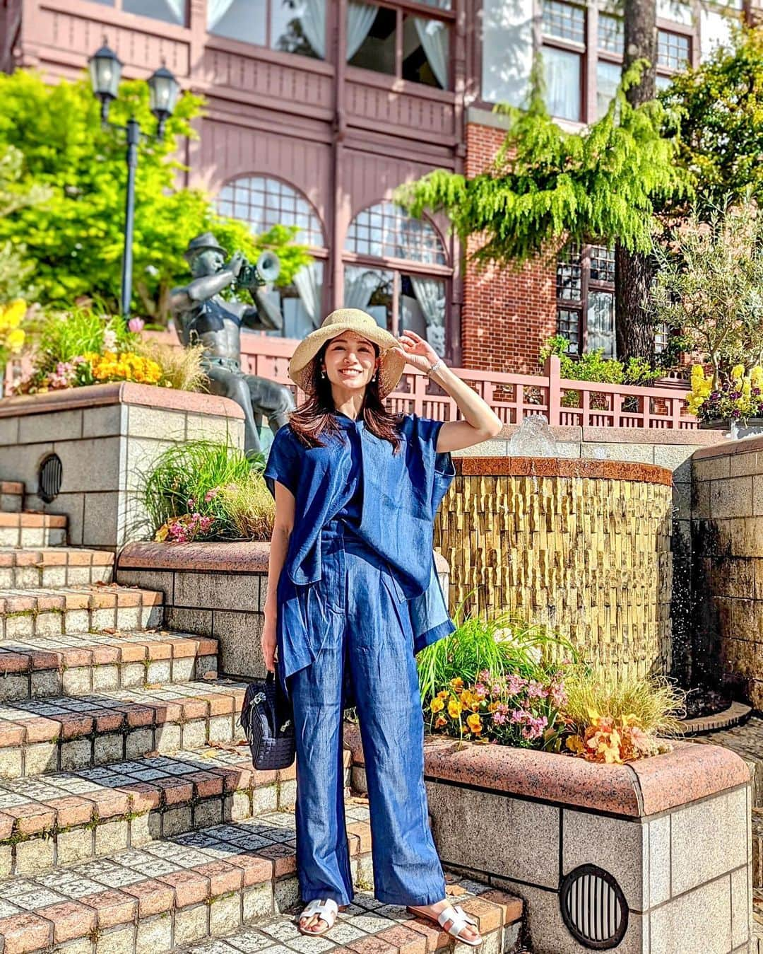 石井里奈さんのインスタグラム写真 - (石井里奈Instagram)「こんにちは💗✨ 今日は神戸編⭐️ 神戸異人館を早朝散歩🌞 この日は朝からお天気が良くて朝日を浴びて1日はじまりました🌷 . そんなお天気がいい日にはぴったりの、プラステの軽くて涼しいライトブルーデニムのセットアップを💛 プラステのYouTubeみてコーデ真似して麦わら帽子と合わせてみたよ🙆‍♀️ . hat... @helen_kaminski  tops&denim... @plst_official  sandals... @hermes  bag... @l4k3style_japan  . 動画も撮ったんだけどわかるでしょ？この軽やかさ💕 本当に着心地最高だからぜひ試着して欲しいなあ♥️デニムの良さそのままに暑い夏もデニムスタイル楽しんじゃお💛 . #りなまるコーデ #plst #プラステ #デニムコーデ #helenkaminski #ヘレンカミンスキー #デニム #夏服コーデ  #夏服 #麦わら帽子 #麦わら #夏コーデ #カジュアルコーデ #hermes #エルメス #神戸 #kobe #神戸観光 #神戸旅行 #異人館 #神戸異人館 #パンツコーデ #休日コーデ #gw #gw旅行 #ゴールデンウィーク #大人カジュアル #大人女子コーデ #大人カジュアルコーデ #コーディネート」5月1日 12時21分 - ri7tin1025