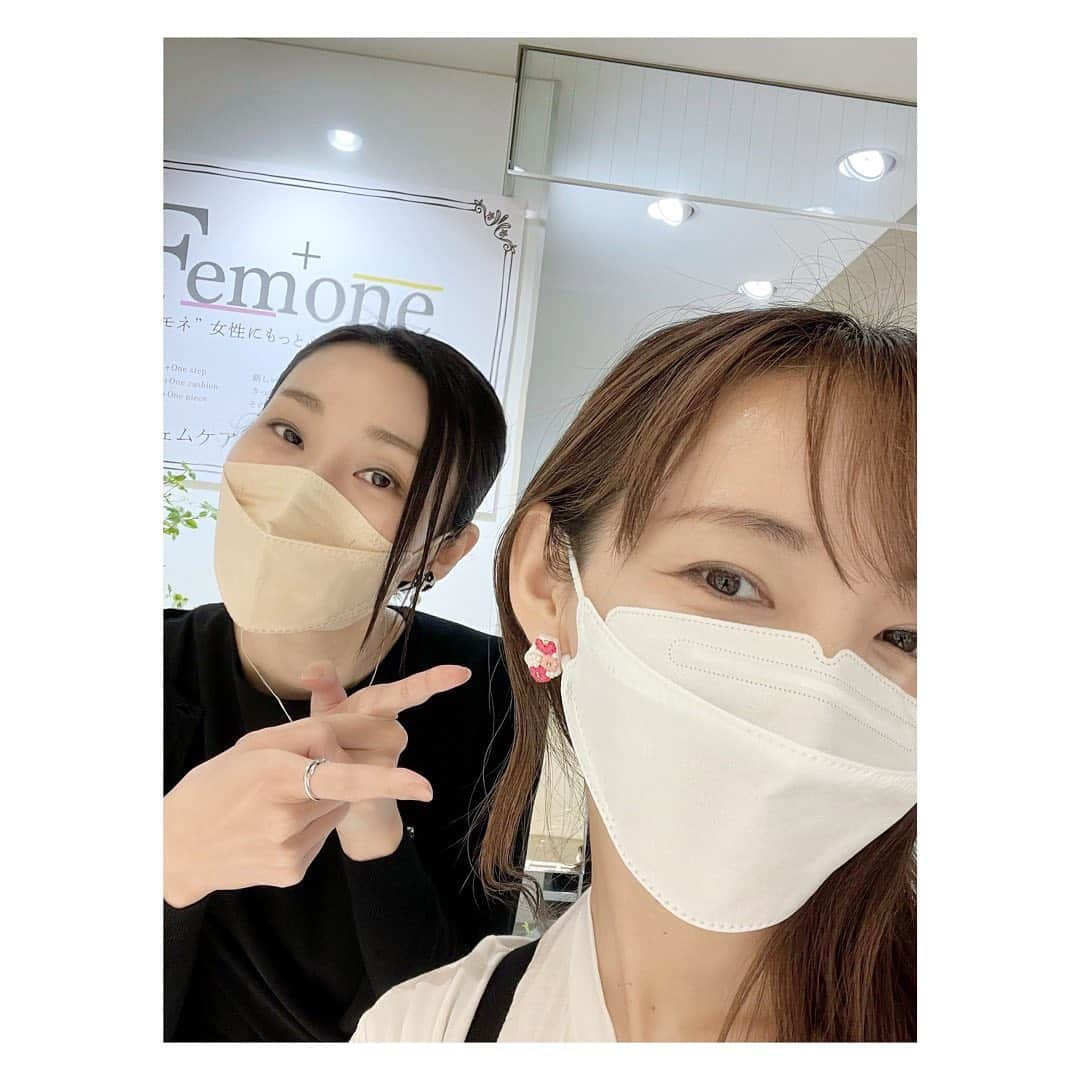 澄輝さやとさんのインスタグラム写真 - (澄輝さやとInstagram)「. 昨日フェモネのトークショーをさせて頂きました。 1回目はお久しぶりのさお（#美月悠　ちゃん） と2回目はみほ（#咲希あかね　ちゃん） えびちゃん（#綾瀬あきな　ちゃん） とさせて頂きました。 ⁡ さおは相変わらず元気そうで、素敵な女性になってました☺️ みほ、えびちゃんとの同期トークもたくさん話せて 楽しかったです🍀 どちらの回も気付いたら時間になってました💡 ⁡ 今回のお洋服にはアップスタイルの方が似合うかなと 前日に思い立って、髪の毛を自分でアップにしてみました。 簡単ヘアアレンジと調べてみたうちのになんとか 自分で出来たもので💦 お見せ出来る仕上がりではありませんが、 やってみて娘役さんの偉大さを実感しました😅 ⁡ ピアスも実はお洋服に合わせて自分で作り、 みほ、えびちゃん、まいこ（#春花きらら　ちゃん）に 作ると約束していたピアスも渡してきました☺️ 他にも作っていたので、さおにもいるか聞いてみたら 欲しいと言ってくれたので渡しました💡 ⁡ また3日にもトークショーさせて頂きます💡 次回も楽しみです♪ ⁡ フェモネのポップアップショップは5月5日まで 有楽町マルイさんでやってるみたいです💡 素敵なアイテムたくさんあったので是非✨ ⁡ ⁡ #femone #作ったピアスみんなつけてくれて優しい #喜んでもらえて嬉しかったです #ポニーテールしかアップはしてこなかったので #腕がしんどかったです #娘役さんを尊敬 #もうしばらくはしないかな笑」5月1日 12時29分 - sayato_sumiki_official