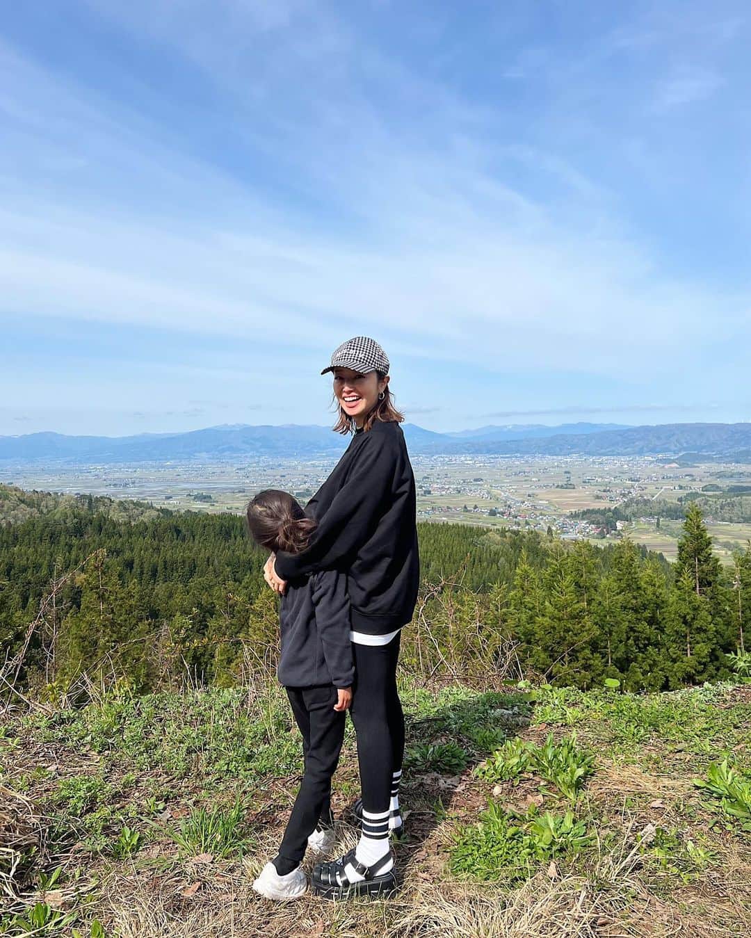 翁安芸さんのインスタグラム写真 - (翁安芸Instagram)「Weekend trip to AIZU🌳✨  週末は家族で、福島県の会津若松へ。 地元の方と美味しい山菜は採れる山へお散歩⛰  澄んだ空気に、山の上からの景色がキレイで、なんとも気持ちのいい場所✨  写真6枚目は、山の奥でここだけ陽がさして、さらに近づくと虹がかかっていたというなんとも神秘的🌈✨  #aizu #会津 #会津若松 #weekendtrip #japan」5月1日 12時45分 - akinyc