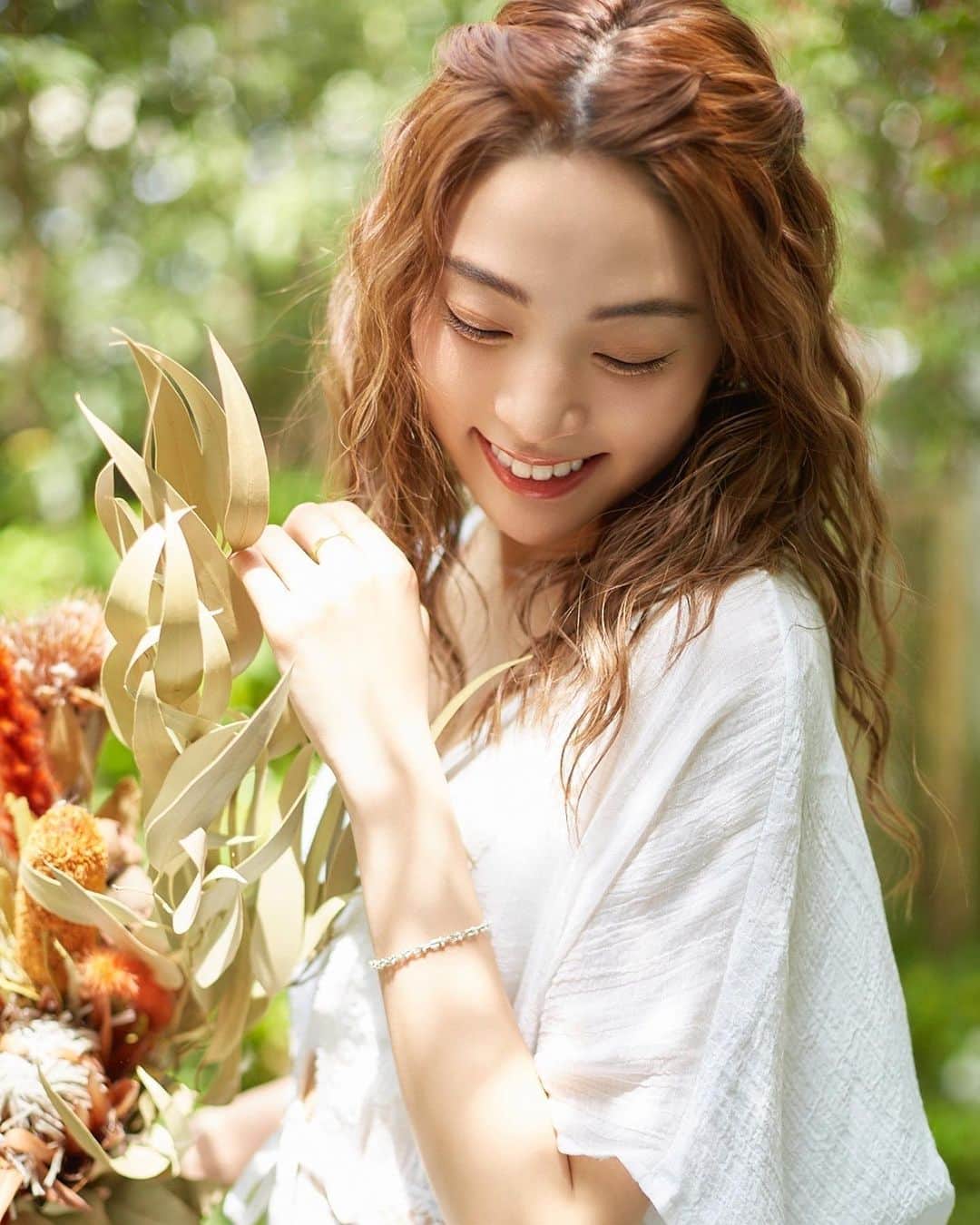 志田友美（ゆうみん）さんのインスタグラム写真 - (志田友美（ゆうみん）Instagram)「たくさんのお祝いコメント本当にありがとうございます🥹💕  こんなに祝われることないってくらい祝福して頂き、 感謝と涙が止まらんです…🥲  全て読ませていただきました✨  同い年ベイビー👶🏼がいたり、子育てママさんがいたり、 勝手に心強くなってます🤭♡  4人兄弟でベビーや子供には慣れっこなはずだけど いざ自分がママってなったらワタワタしちゃうね🤰🏽💦笑  プレママ🔰なので先輩ママさん、色々教えてください🌼  あっという間にもう後期。 寝ずらい🫠仰向け無理…抱き枕必須です。  改めて私達の元に大切な命を授かることが出来て、 とっても幸せです。  残り少ないマタニティライフ、2人の時間を大切に🌷 3人家族に向けて夫婦手を取り合っていこうと思います🌿  どうぞよろしくお願いします🕊  #ご報告 #結婚 #妊娠 #妊娠後期 #初マタ #プレママ #妊娠8ヶ月」5月1日 13時44分 - yuumi_shida