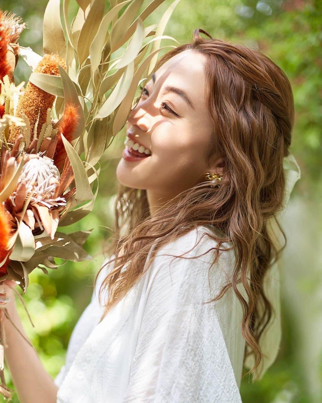 志田友美（ゆうみん）さんのインスタグラム写真 - (志田友美（ゆうみん）Instagram)「たくさんのお祝いコメント本当にありがとうございます🥹💕  こんなに祝われることないってくらい祝福して頂き、 感謝と涙が止まらんです…🥲  全て読ませていただきました✨  同い年ベイビー👶🏼がいたり、子育てママさんがいたり、 勝手に心強くなってます🤭♡  4人兄弟でベビーや子供には慣れっこなはずだけど いざ自分がママってなったらワタワタしちゃうね🤰🏽💦笑  プレママ🔰なので先輩ママさん、色々教えてください🌼  あっという間にもう後期。 寝ずらい🫠仰向け無理…抱き枕必須です。  改めて私達の元に大切な命を授かることが出来て、 とっても幸せです。  残り少ないマタニティライフ、2人の時間を大切に🌷 3人家族に向けて夫婦手を取り合っていこうと思います🌿  どうぞよろしくお願いします🕊  #ご報告 #結婚 #妊娠 #妊娠後期 #初マタ #プレママ #妊娠8ヶ月」5月1日 13時44分 - yuumi_shida