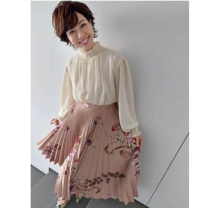 津野瀬果絵さんのインスタグラム写真 - (津野瀬果絵Instagram)「. 久しぶりに花柄のプリーツスカートを。 皆様、素敵なゴールデンウィークをお過ごし下さいね🧡 . . #生放送てんじんnow#プリーツスカート#コーディネート」5月1日 14時19分 - kaetsunose