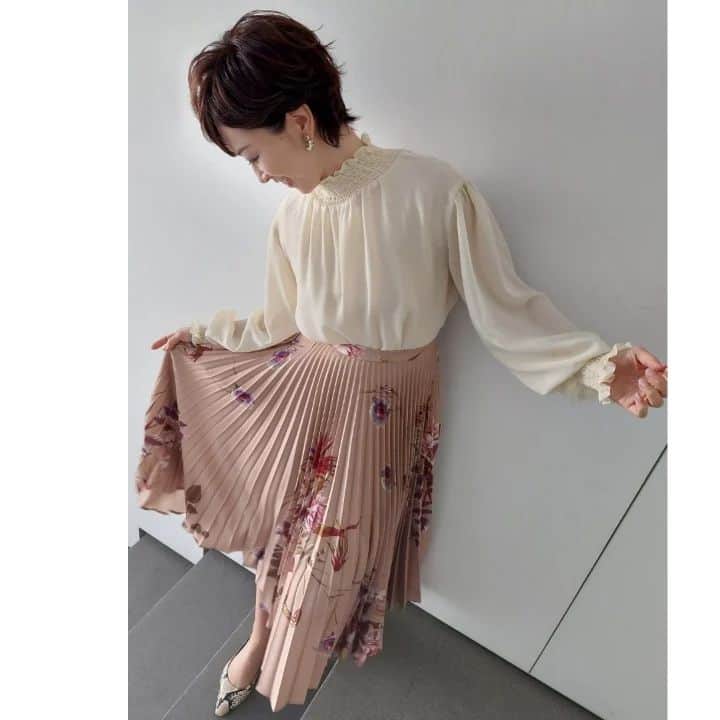 津野瀬果絵さんのインスタグラム写真 - (津野瀬果絵Instagram)「. 久しぶりに花柄のプリーツスカートを。 皆様、素敵なゴールデンウィークをお過ごし下さいね🧡 . . #生放送てんじんnow#プリーツスカート#コーディネート」5月1日 14時19分 - kaetsunose