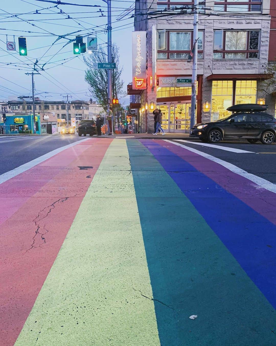 UNOさんのインスタグラム写真 - (UNOInstagram)「Hi Seattle🚢  町のいたるところにstepのレクチャースポットが👣 しかも、ペアダンスできるようになってるの🐏🐑  横断歩道も虹色。🌈  上向いてても下向いてもうきうきな町。」5月1日 15時39分 - unoboooo