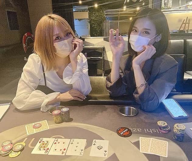 益田アンナさんのインスタグラム写真 - (益田アンナInstagram)「まおちゃんと(@ducks_pokersch )ポーカースクールで勉強day🃏  今まで挑戦できなかった事が挑戦できるようになったり、プレイ中こうゆう時どうしたらいいんだろう。って悩んでた事が分かるようになったり、少しずつ成長を感じられるのが嬉しい🥺👏  これからも強くなれるように頑張ろう🃏🤍  #poker#ポーカー#ポーカースクール#ポーカー女子」5月1日 17時39分 - anna_masuda