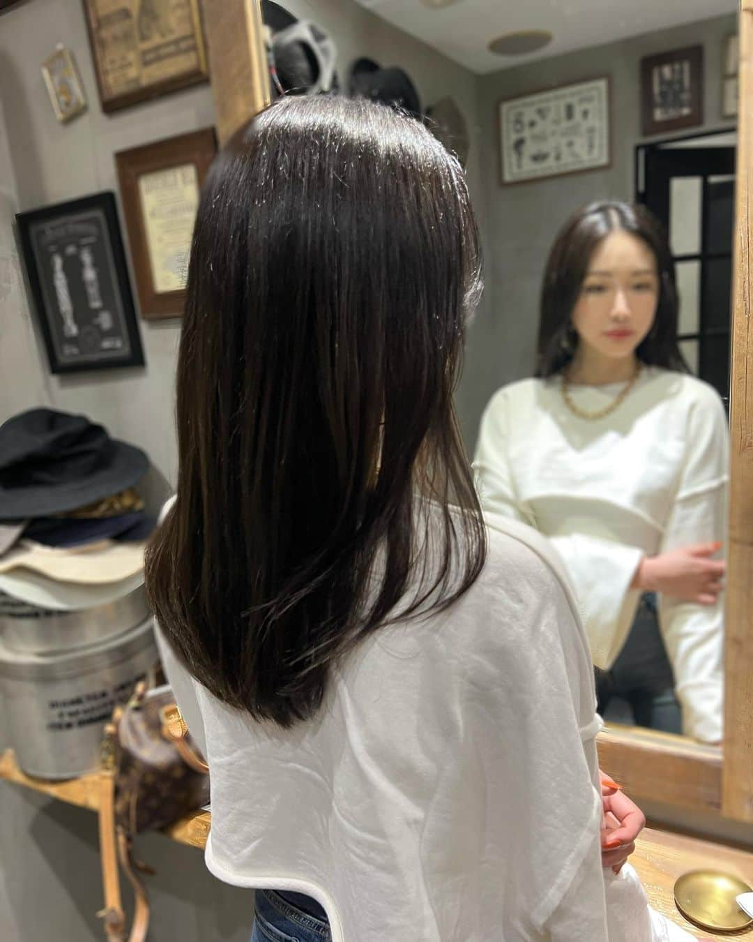 CHIHAさんのインスタグラム写真 - (CHIHAInstagram)「New hair❤️ 暗くしたの！ いつも綺麗にしてくださり本当にありがとうございます‼︎‼︎  @takahiro_ueno1207   たったさんのつくってくださる色味も、クセを活かしてセットしやすいようにしてくださるカットも大好き！❤️  顔周りは流行りの流しができるようなカットに、毛先は今回重めにしていただきました🥰🌸🌸  #黒髪 #newhair」5月1日 17時39分 - chiha6170