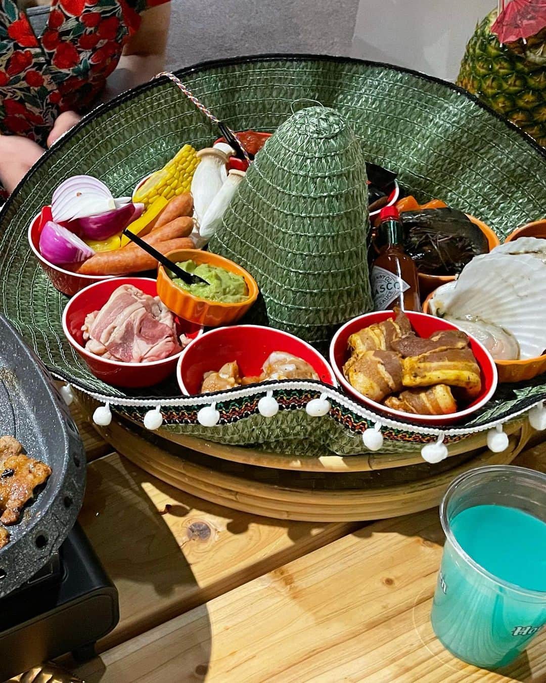 中川祐子さんのインスタグラム写真 - (中川祐子Instagram)「屋上BBQ〜💕💕 . 新宿ルミネ1 屋上にオープンした 【バーベキュービアガーデンHello】 に行ってきましたー❣️🍻✨ . 開放的な空間で 異国に旅した気分が手軽に味わえちゃいます😆👍 . BBQは アメリカ、韓国、メキシコの 3コースがあって、 今回はメキシカン🇲🇽にしてみたら… . お肉や魚介など様々な食材が 大きなメキシカンハットに乗ってきたー‼️‼️😆 . インパクトすごくてテンションMAX↑笑笑 . 背の高ーいグラスに入った ブルーのカクテルもオシャレでしょ😍 . 色んな世界のビールや 1000種類のカクテルとハンドメイドサワーが飲み放題なんだって❣️ . 私が持ってる パイナップルのカクテル🍍🍸も 可愛いー😍 . 夜になると 映画の上映も楽しめて、 雰囲気最高でした✨ . ほんと、楽しかったー☺️💕💕 . @hello_beergarden  . #新宿グルメ  #新宿ルミネ1  #バーベキュー #屋上ビアガーデン #異国を味わう #バーベキューパーティー #メキシカン #お肉大好き  #カクテルバー  #bbq  #happytime  #greatfoodanddrinks」5月1日 19時37分 - nakagawa.yuko
