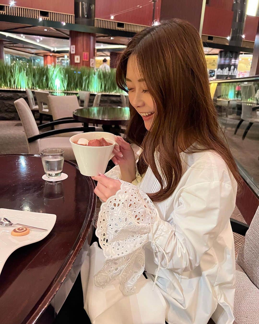 山下莉奈さんのインスタグラム写真 - (山下莉奈Instagram)「ずっと食べたかったマシュマロを  飲むという形で達成🫶  マシュマロは食べても飲んでもどちらでも美味しいわ☁️  生憎の雨の東京🗼 皆さま足元気をつけて下さいね✨」5月1日 19時47分 - rinayamashita