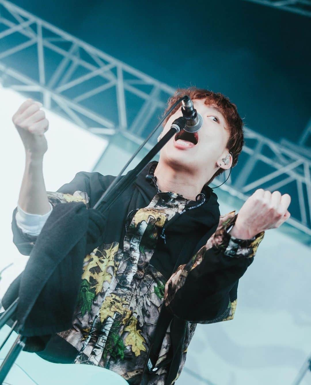 GENさんのインスタグラム写真 - (GENInstagram)「2022.05.01 エコキャンプみちのく 『ARABAKI ROCK FEST.22』 箸の持ち方には定評のあるわたくし。入りして食事(けんちん汁と炙りしめ鯖と塩おにぎりを頂きました)をして、準備して、ライブして、イワナを食べながら酒を飲むまで。 photo by @yamada_mphoto」5月1日 20時17分 - 04genls