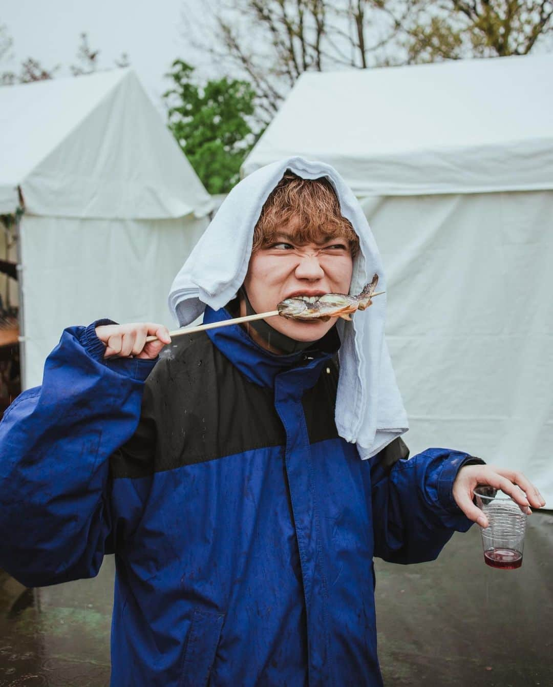 GENさんのインスタグラム写真 - (GENInstagram)「2022.05.01 エコキャンプみちのく 『ARABAKI ROCK FEST.22』 箸の持ち方には定評のあるわたくし。入りして食事(けんちん汁と炙りしめ鯖と塩おにぎりを頂きました)をして、準備して、ライブして、イワナを食べながら酒を飲むまで。 photo by @yamada_mphoto」5月1日 20時17分 - 04genls