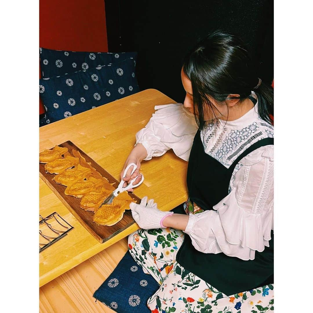 水崎綾女さんのインスタグラム写真 - (水崎綾女Instagram)「Traditional Japane food. Taiyaki is a Japanese fish-shaped cake. (Japanese-style waffle?)The most common filling is red bean paste. that is made from sweetened azuki beans. Other common fillings are custard, chocolate,cheese..etc...  鯛焼きはもともと大好きだけど、自分で作ったら最高に美味しかった❤︎ 奥が深くて、混ぜて焼くだけと思ったら意外と中身と生地の量のバランスが難しくてまたリベンジしたい。  #料理 #調理 #手作り #手作り体験 #たい焼き #鯛焼き #お菓子 #和菓子 #wagashi  #desert #Japan #日本のお菓子 #あんこ #小豆 #彼女 #恋人目線 #笑 #デート #デートスポット #体験 #カップル #ファミリー #family #taiyaki」5月1日 21時03分 - misakiayame