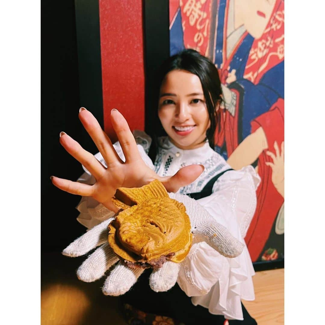 水崎綾女さんのインスタグラム写真 - (水崎綾女Instagram)「Traditional Japane food. Taiyaki is a Japanese fish-shaped cake. (Japanese-style waffle?)The most common filling is red bean paste. that is made from sweetened azuki beans. Other common fillings are custard, chocolate,cheese..etc...  鯛焼きはもともと大好きだけど、自分で作ったら最高に美味しかった❤︎ 奥が深くて、混ぜて焼くだけと思ったら意外と中身と生地の量のバランスが難しくてまたリベンジしたい。  #料理 #調理 #手作り #手作り体験 #たい焼き #鯛焼き #お菓子 #和菓子 #wagashi  #desert #Japan #日本のお菓子 #あんこ #小豆 #彼女 #恋人目線 #笑 #デート #デートスポット #体験 #カップル #ファミリー #family #taiyaki」5月1日 21時03分 - misakiayame