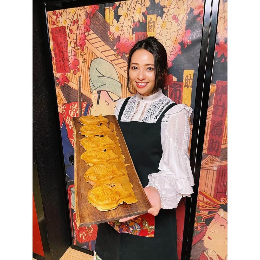 水崎綾女さんのインスタグラム写真 - (水崎綾女Instagram)「Traditional Japane food. Taiyaki is a Japanese fish-shaped cake. (Japanese-style waffle?)The most common filling is red bean paste. that is made from sweetened azuki beans. Other common fillings are custard, chocolate,cheese..etc...  鯛焼きはもともと大好きだけど、自分で作ったら最高に美味しかった❤︎ 奥が深くて、混ぜて焼くだけと思ったら意外と中身と生地の量のバランスが難しくてまたリベンジしたい。  #料理 #調理 #手作り #手作り体験 #たい焼き #鯛焼き #お菓子 #和菓子 #wagashi  #desert #Japan #日本のお菓子 #あんこ #小豆 #彼女 #恋人目線 #笑 #デート #デートスポット #体験 #カップル #ファミリー #family #taiyaki」5月1日 21時03分 - misakiayame