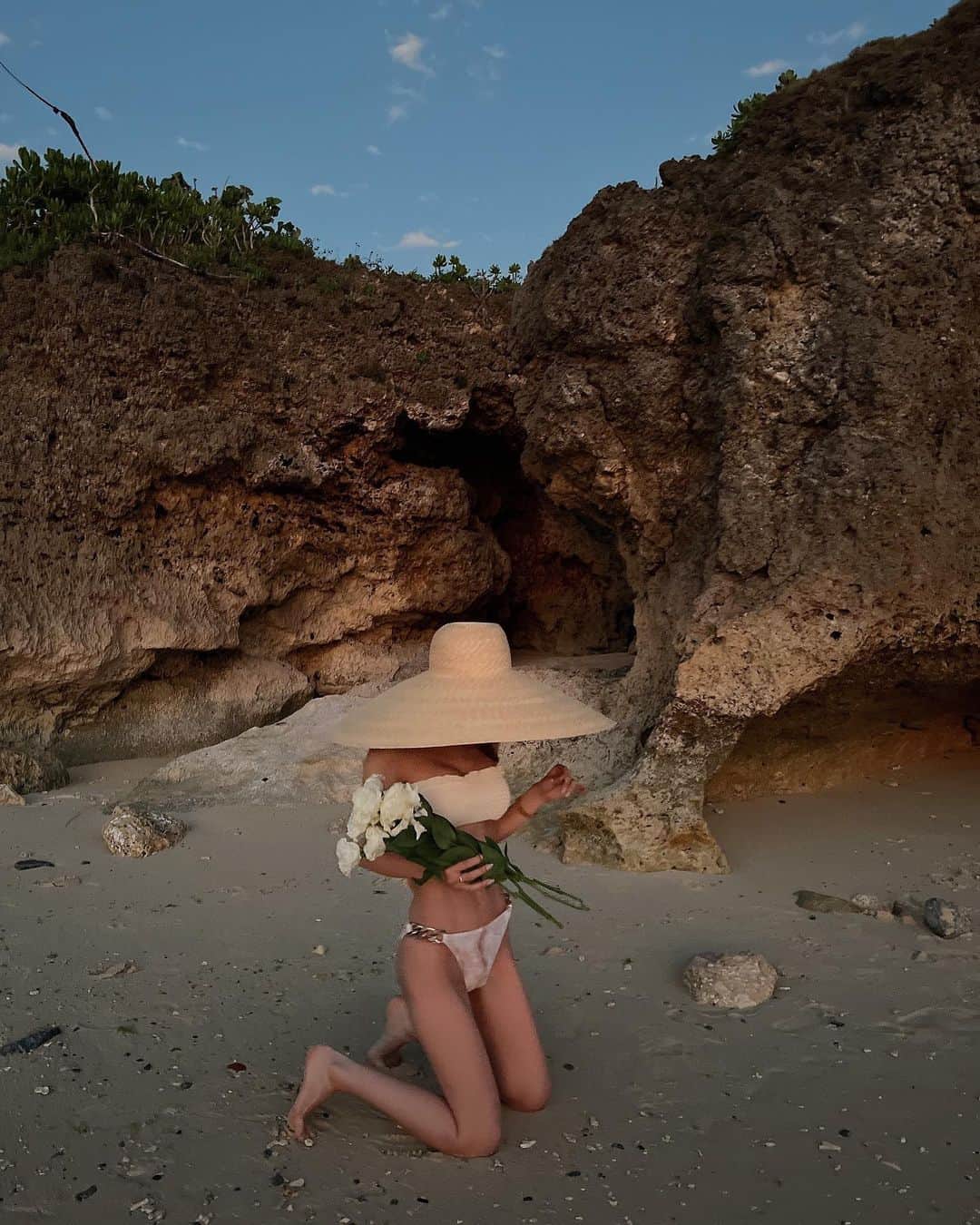 梯真奈美さんのインスタグラム写真 - (梯真奈美Instagram)「夕暮れ時の空と海がとっても綺麗🌅🌊🌝✨  このとき出会えた  しっとりとした月と岩の空間が すごく好き。♡ 癒されるなぁ🕊  #癒 #自然 #海 #サンセット #月 #沖縄 #古宇利島 #eimy #eimyistoire」5月1日 21時04分 - official_manami
