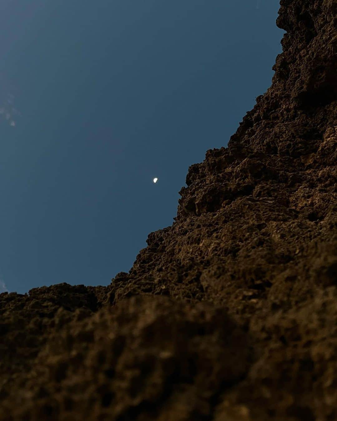 梯真奈美さんのインスタグラム写真 - (梯真奈美Instagram)「夕暮れ時の空と海がとっても綺麗🌅🌊🌝✨  このとき出会えた  しっとりとした月と岩の空間が すごく好き。♡ 癒されるなぁ🕊  #癒 #自然 #海 #サンセット #月 #沖縄 #古宇利島 #eimy #eimyistoire」5月1日 21時04分 - official_manami
