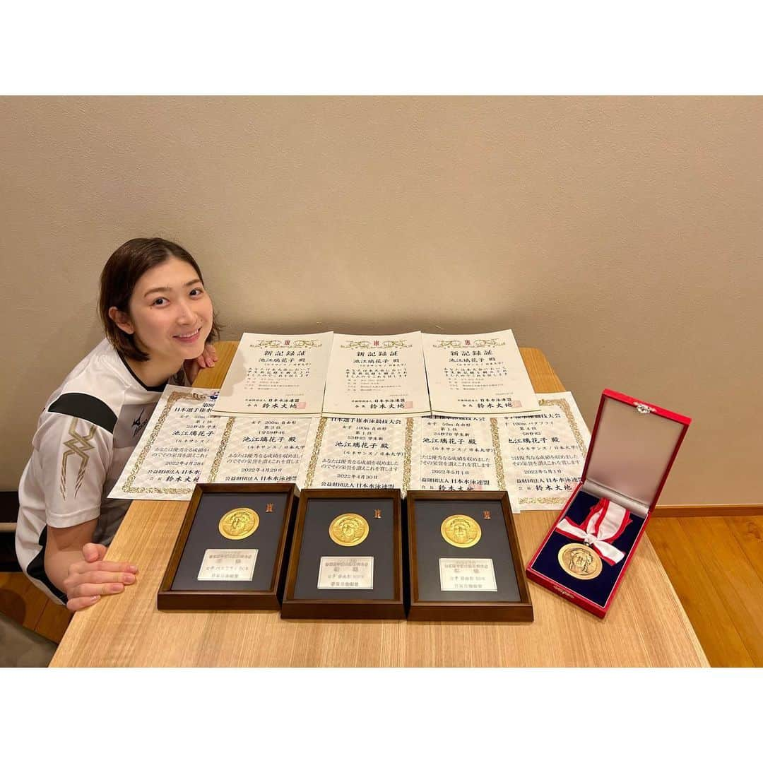 池江璃花子さんのインスタグラム写真 - (池江璃花子Instagram)「* 日本選手権2022終わりました！  50m butterfly 25.49🥇学生新&復帰後ベスト 100m butterfly 58.82 4位 50m freestyle 24.78 🥇学生新＆復帰後ベスト 100m freestyle 53.83 🥇学生新&復帰後ベスト 200m freestyle 1.59.46 🥉  4日間で10レースはなかなかタフでした… でもすごく楽しいと思いながら 試合に出られたことが嬉しかったです✨ 1年ぶりに復帰後ベストを出せて、 スタートの遅れも少しずつ改善されてきて、成長を感じることができた試合でした！ 1年前より、🥇の数は減ったけど、それ以上に成長が沢山できた試合でした。 たくさんの応援ありがとうございました😊❤️ もっと観客の方たちが入るといいなとも思いました✨」5月1日 21時23分 - ikee.rikako