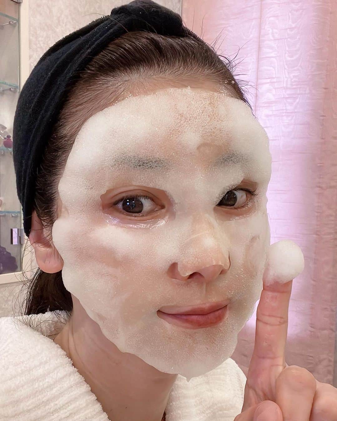 水谷雅子さんのインスタグラム写真 - (水谷雅子Instagram)「今回はドラッグストアスギヤマでチョイス😉👍 LITSから新しく出た泡立つシートマスクを使ってみてました。 一回で肌のトーンアップがした感じだったので、続けて２日目も使用しました。 またリピートしたいです。😉👍✨✨✨ #ドラッグストア#ドラッグストアスギヤマ #スキンケア#肌のお手入れ#日々のケア #lits#リッツ白泡ホワイトニングマスク  #サボリーノオールインワンマスク  #グーダルvセラムシートマスク  #ravis#目もとパックシート #水谷雅子#水谷雅子beautybook50の私  #水谷雅子の美容の秘訣シリーズ」5月1日 21時26分 - mizutanimasako