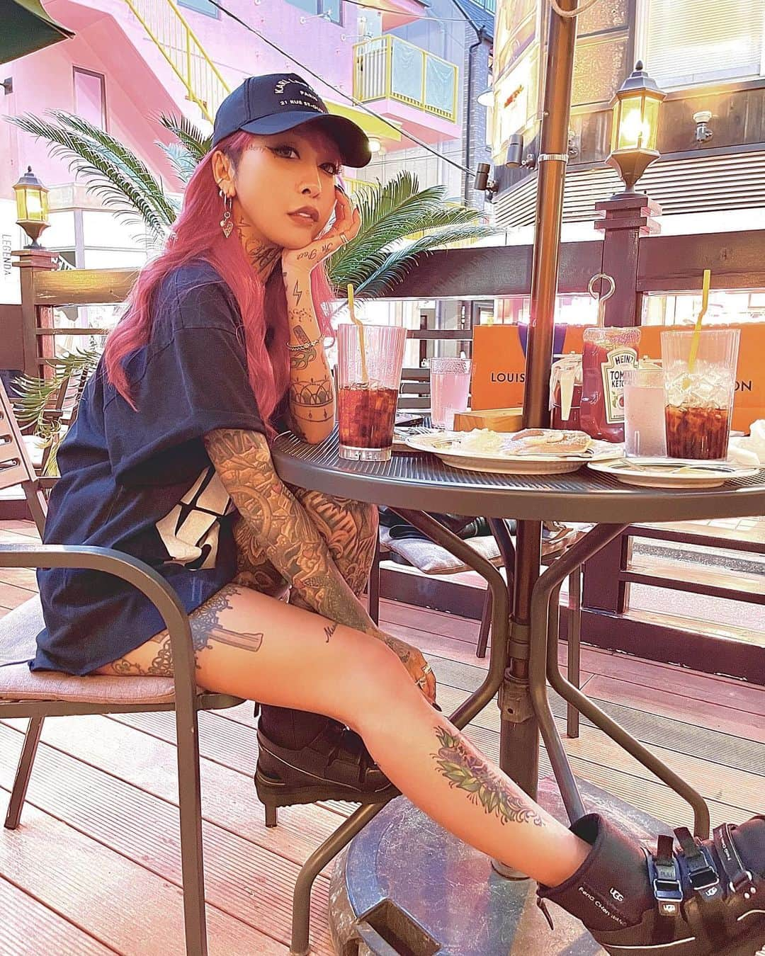 泉麻那さんのインスタグラム写真 - (泉麻那Instagram)「.  🧁🕶☕️♥️  #eggsnthings  #tattoo #tattoos #tat  #tattooed  #ink #inked #fullsleevetattoo #redhair #izumimana #泉麻那」5月1日 21時36分 - izumana19890629