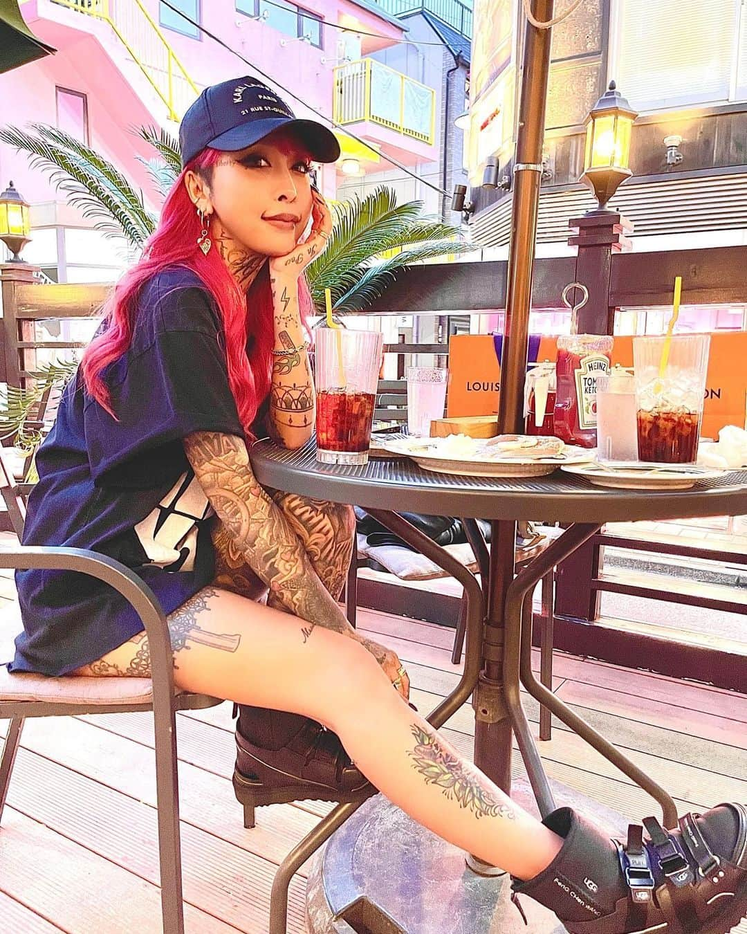 泉麻那さんのインスタグラム写真 - (泉麻那Instagram)「.  🧁🕶☕️♥️  #eggsnthings  #tattoo #tattoos #tat  #tattooed  #ink #inked #fullsleevetattoo #redhair #izumimana #泉麻那」5月1日 21時36分 - izumana19890629