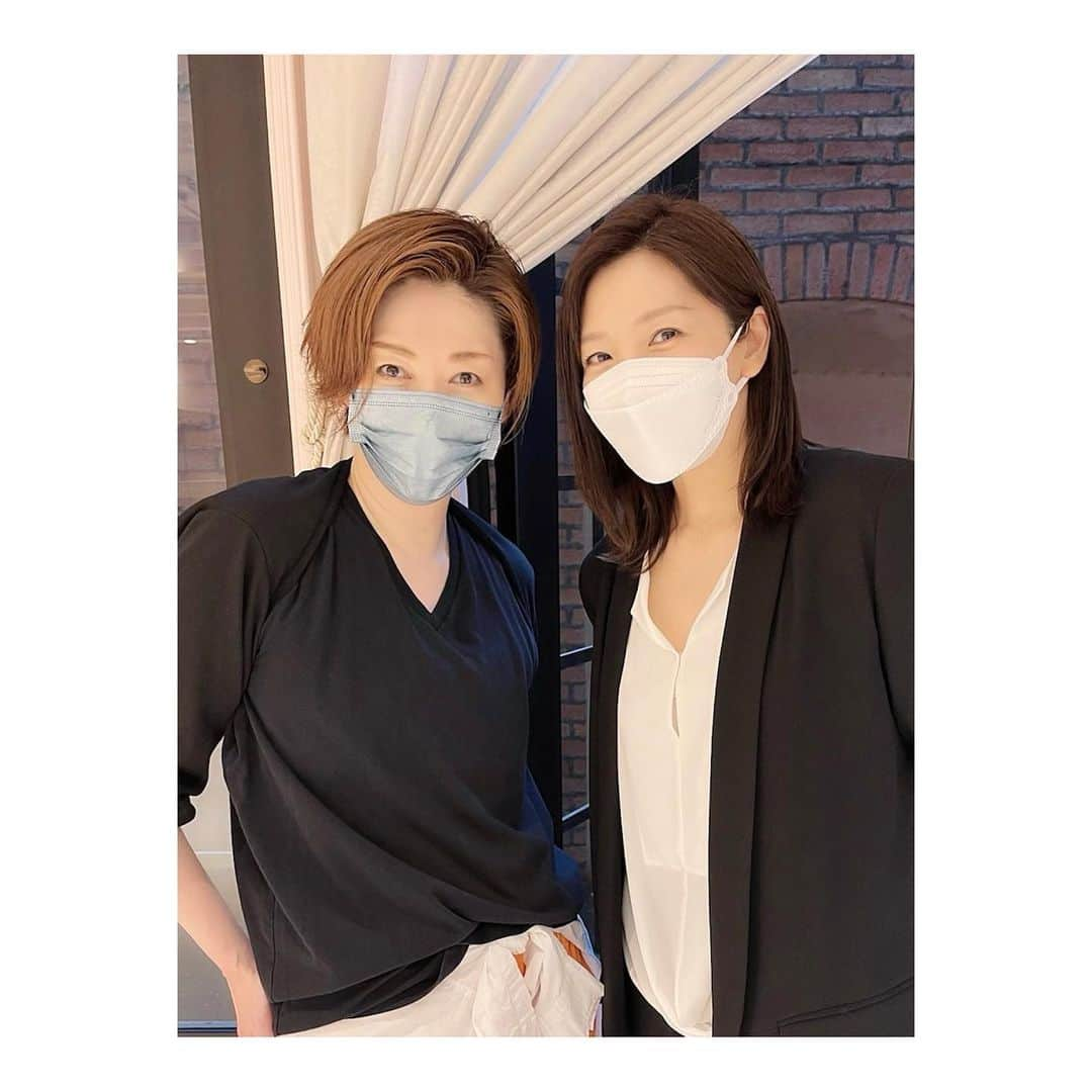 瀬奈じゅんさんのインスタグラム写真 - (瀬奈じゅんInstagram)「⁡   越乃リュウ先生ワークショップ、無事終えました。 ⁡ 生徒さんの顔つきがどんどん変わっていく様が見ていてとても気持ち良く、私自身も大変勉強になりました！ ⁡ いや、若いって素晴らしい！！ ⁡ 皆様から元気を頂き、私が一番楽しんでたよね笑。 これからの皆様の成長が楽しみですし、全力でサポート致します。 ⁡ りゅうちゃん、素敵なレッスンをありがとうございました！！ ⁡ ⁡ https://jeunesse-class.com/ ⁡ ⁡ #越乃リュウ さん #ワークショップ #Jeunesse #ジュネス #宝塚 #宝塚受験 #瀬奈じゅん ⁡ #踊る時は #相変わらず #キザな組長 #写真撮る時は #相変わらず #ふざける組長」5月1日 22時14分 - junsena_official