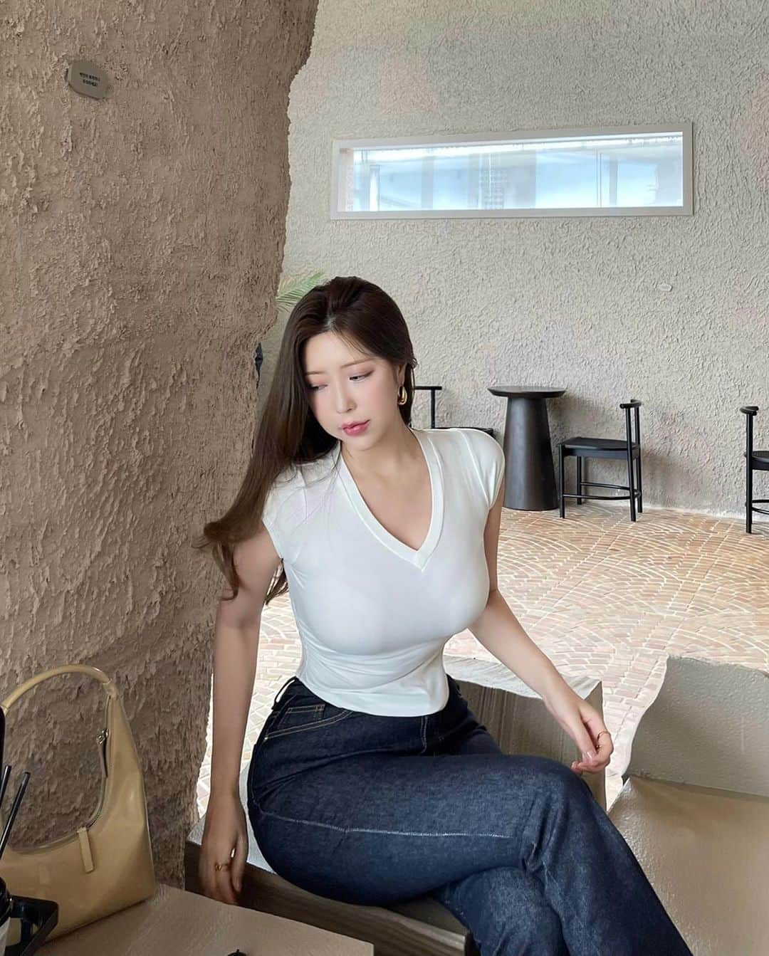 Choi Somiさんのインスタグラム写真 - (Choi SomiInstagram)「⠀⠀⠀⠀ #글랜더 #glander  오랜만에 흰티에 청바지👖🤍  요고 티랑 데님 증말 넘넘 예뻐요,, 제가 지금 살이 쪄서 라지를 피팅했는데 ᴍ sɪᴢᴇ는 작고 ʟ sɪᴢᴇ는 살짝 커서 핏이 조금 아쉬운데,, 없어서 못 파는 데님이에요,, 타이트한 티랑 매치하면 여신핏👩🏻‍🦳」5月1日 22時46分 - cxxsomi